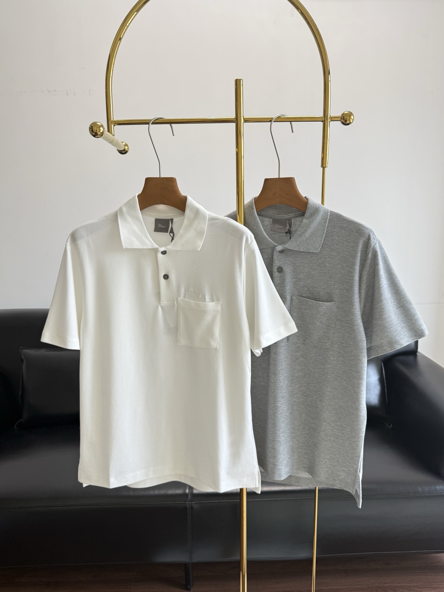 NO:803070,——Dior's same style lapel short-sleeved POLO shirt, classic lapel + small chest pocket design, simple and practical. The fabric is breathable and comfortable, super refreshing to wear in summer! The loose version is suitable for all kinds of body shapes, and can easily create a boyish or casual style. It is versatile, whether it is jeans, casual pants or shorts, it can be easily held in, and it is suitable for commuting, dating, and daily outings. It is worth buying!  !  Plant grass online~~Highly recommended!  !  !  Size s-xl white gray, dior, shorts, jeans, T-shirt,19860909——Dior同款翻领短袖POLO衫 经典翻领+胸前小口袋设计,简约又实用.面料透气舒适,夏天穿超清爽!版型宽松,适合各种身材,轻松打造少年感或休闲风.百搭属性,无论牛仔裤,休闲裤还是短裤都能轻松hold住,通勤,约会,日常出街都很合适.值得剁手！！在线种草～～强烈推荐！！！ 码数s-xl 白色 灰色,,dior,shorts,jeans,T-shirt,,Women's clothing