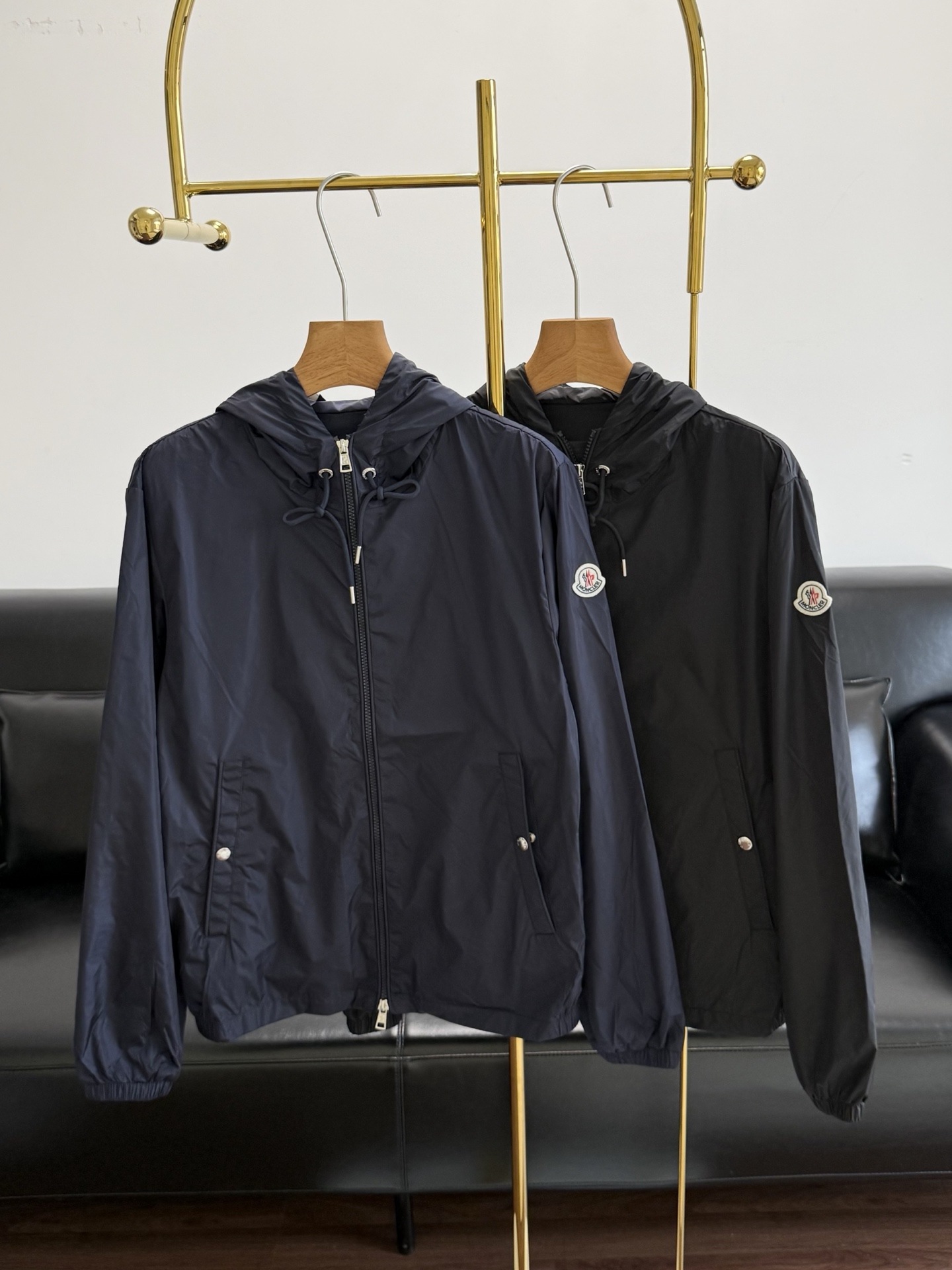 NO:803076,——Moncler's same style hooded logo jacket is made of functional nylon fabric. The hood is embellished with three-color ribbons to pay tribute to the brand's classic heritage. It has a loose silhouette with three-dimensional tailoring. It is very nice whether it is worn as a jacket in spring and autumn or used for daily concave styling! Size 1 2 3 4 blue black,,jackets & coats,jackets & coats,hats,19860909——Moncler同款 连帽徽标夹克 采用功能性尼龙面料制成,帽兜点缀三色饰带,致敬品牌的经典传承,立体剪裁的宽松版型,不管是春秋做为外套穿搭,还是平时用以凹造型都非常nice! 码数1 2 3 4 蓝色 黑色,,jackets & coats,jackets & coats,hats,,Women's clothing