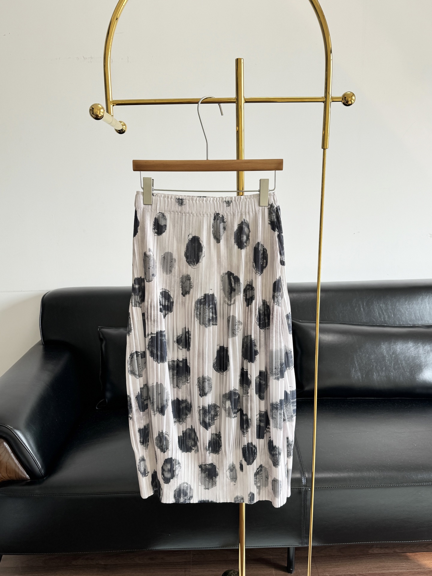 NO:803748,—— Issey Miyake The same style contrasting polka dot lantern pleated flower bud skirt. High-quality mercerized fabric, made of high-quality polyester yarn with high strength and toughness, tear resistance and non-slip yarn. The silky and smooth base fabric is dyed with smoky gray + large graffiti polka dots. It is bold and elegant, and the atmosphere is eye-catching. It has a full and lazy feeling, the pleated skirt is loose and hides the flesh, and the large spot print adds retro interest. It comes with a filter when walking.  The overall matching is effortless, but full of retro relaxation. It is suitable for sisters who want to be lazy and beautiful. They can win with eyes closed when going out everyday. One size fits all, isseymiyake, skirts,19860909——三宅一生 同款撞色波点灯笼褶皱花苞半身裙 高品质丝光加密面料,选用优质涤纶纱线强度高、韧性好,抗撕裂不滑纱,手感丝滑垂顺底布晕染烟雾灰+涂鸦大波点,张扬而又雅致,大气耐看 慵懒感拉满,百褶裙摆宽松藏肉,大斑点印花增添复古趣味,走动间自带滤镜 整体搭配不费力,却满满复古松弛感,适合想偷懒又想美的姐妹,日常出街闭眼赢 码数均码,,isseymiyake,skirts,,Women's clothing