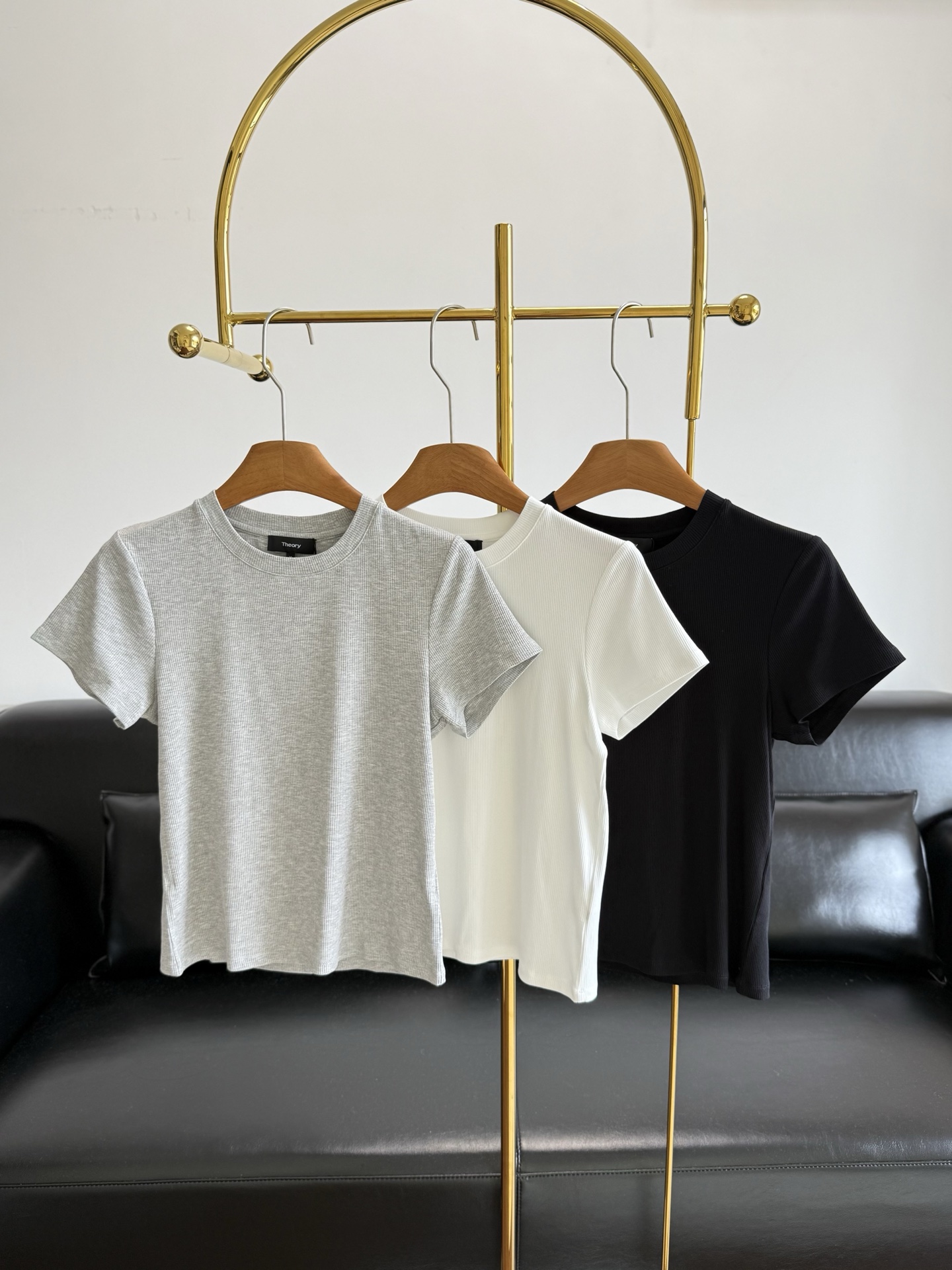 NO:803754,——The same slim-fitting threaded short-sleeved T-shirt from Theory, made of modal fabric!  It feels soft, waxy and highly elastic, and the threaded fabric feels soft, delicate and stretchy, making it easy to put on and take off. Although the threaded fabric is basic, the texture is really great, the fit is comfortable and not tight, and the micro-elastic design allows for free movement. The short-sleeved cut is neat and clean, and can be easily used for commuting, shopping, and dating. The version is slightly slim-fitting, not too tight or too loose, making you look particularly energetic. The white is refreshing and versatile, and the black is full of aura. Commuting party sisters can close their eyes without stepping on the thunder!  Size m l xl gray white black, T-shirt, tees, t-shirt,19860909——Theory 同款修身螺纹短袖T恤 莫代尔面料！手感是软糯高弹的,螺纹面料触感柔软细腻弹力大穿脱方便.螺纹面料虽然基础,但质感真的绝了,贴身舒适不紧绷,微弹设计活动自如.短袖剪裁利落干净,通勤、逛街、约会都能轻松驾驭.版型是微修身的设计,不会太紧也不会太松,显得人特别精神.白色清爽百搭,黑色气场十足,通勤党姐妹闭眼入不踩雷！ 码数m l xl 灰色 白色 黑色,,T-shirt,tees，t-shirt,,Women's clothing