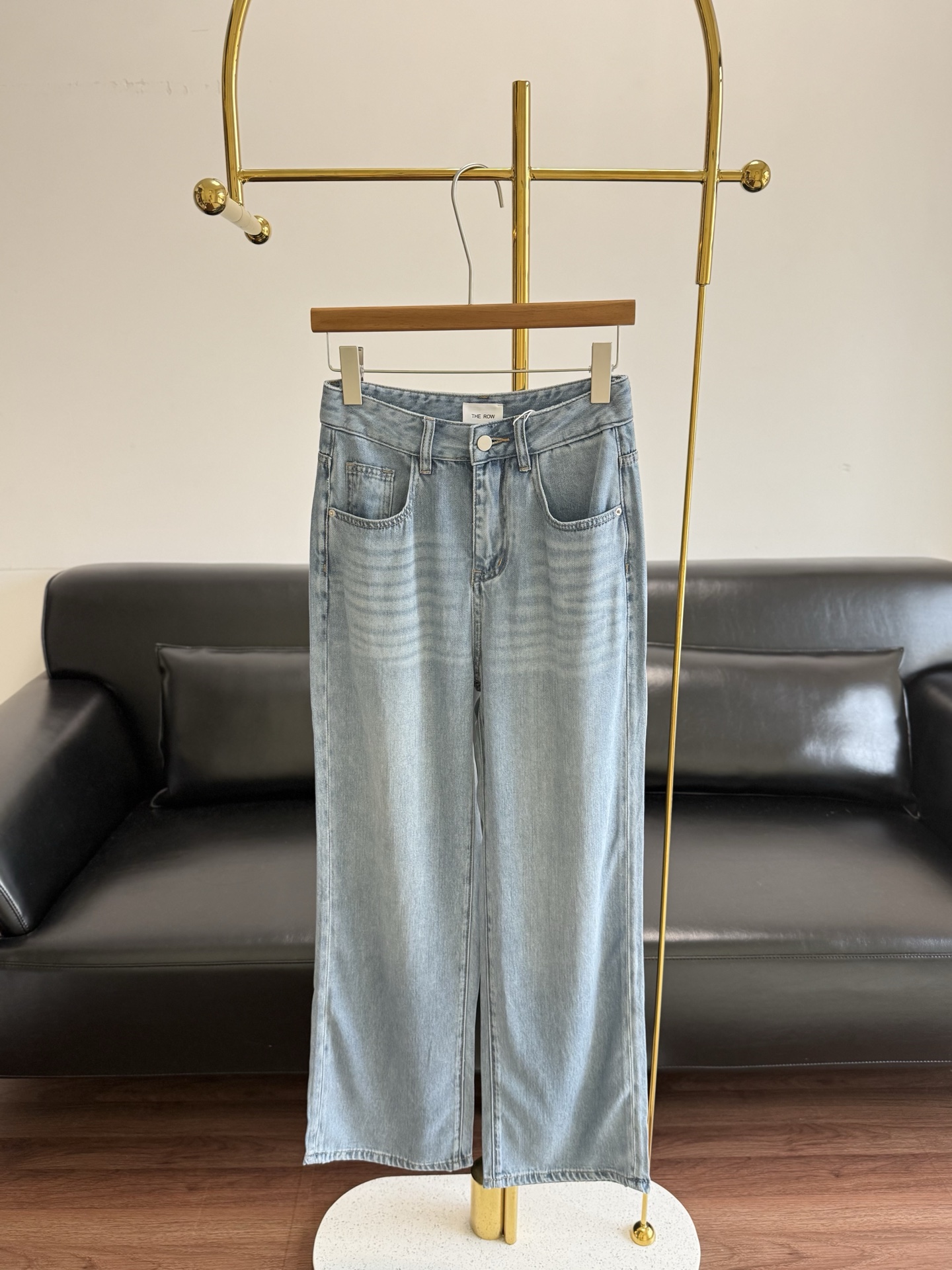 NO:803760,——The row ultra-thin cooling air-conditioning pants and Tencel jeans are thin and soft in summer. Air-conditioning-grade jeans containing silk Tencel provide an unparalleled cooling feeling!  Soft and non-elastic, the most drapey in summer, very good anti-wrinkle and cool feeling, silk Tencel fabric denim, this fabric is a walking air conditioner!  Cotton + Tencel, silky to the touch, comfortable and hygroscopic, effectively nourishing the skin, silky comfortable, comfortable visual enjoyment, cool to the body and very breathable, so the clothing of cooling air-conditioned pants gives people a dry, smooth, comfortable and cool feeling, and is also helpful in preventing the occurrence of eczema, itchy skin and other skin diseases. Paired with a short top, everyone will have invincible long legs!  A must-have for summer!  Made of nostalgic washed denim, the color is beautiful and the control is perfect!  The denim material is very soft, so comfortable and easy to wear!  Good denim is durable and comfortable!  Cool air conditioning pants, expensive fabrics are the soul of the pants  The cool feeling of walking air conditioning is born for midsummer. The cooling feeling of air conditioning pants is made from the solidification of liquid spitted out by silkworms. It is a natural protein molecular compound. It not only has good hygroscopicity, but also has good heat release and breathability. In a humid environment, dry  Dry silk can absorb moisture, absorb sweat and metabolic products excreted by the human body, take away the body's heat, keep the skin clean, and prevent bacteria from growing on the human skin; in a dry environment, the silk that has absorbed sweat can release moisture and perspire,  Size s-xxl,,jeans,real silk,19860909——The row 超薄凉感空调裤天丝牛仔裤 夏季薄软 含有真丝天丝的空调级牛仔裤 无敌凉爽体感！柔软无弹力夏季垂最感非常好的抗皱凉感真丝天丝面料牛仔这面料就是一个行走的空调！ 棉+天丝 ,触感丝滑 舒适吸湿性 有效滋养肌肤 丝绸般舒适 舒适视觉享受 体感清凉,非常的透气,所以凉感空调裤的服装给人干燥滑爽、舒适凉快的感觉,而且还有利于防止湿疹、皮肤瘙痒等皮肤病的产生. 搭配一件短打的上衣 人人都是无敌大长腿！ 夏季一定要收的一款！ 采用怀旧水洗牛仔, 颜色很好看 把控到位！ 牛仔料子很柔软,太舒服好穿拉！ 好的牛仔就是要耐造又舒服！ 凉感空调裤贵价面料才是裤子的灵魂 行走的空调凉感,为盛夏而生,凉感空调裤是由蚕宝宝吐出的液体凝固而成的,是天然的蛋白质分子化合物,不仅具有良好的吸湿性,还有良好的放温透气性.在潮湿的环境中,干燥的蚕丝可以吸收潮气,吸收人体排出的汗水和新陈代谢物,带走人体的热量,保持皮肤清洁,避免细菌在人体皮肤上滋生:而在干燥的环境中,吸收了汗水的蚕丝又能放湿、排汗, 码数s-xxl,,jeans,real silk,,Women's clothing