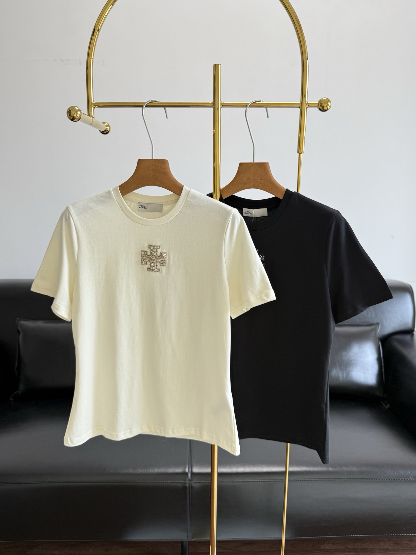 NO:804807,——Tory Burch's same style T-shirt with hot diamond logo. The texture is super good. The simpler the style, the higher the quality requirements!  The fabric is made of cotton, which feels delicate and soft, and the upper body is very comfortable. The fabric is of excellent quality and the craftsmanship is strong and durable. The flat double stitch lines are fine and neat, and the quality is reflected in the details!  As soon as you received the item, you knew it was a good item!  The logo on the chest is super shiny!  Using imported rhinestone materials and a special hot-drilling process, each size and angle can shine with a different luster, which is very beautiful!  The rhinestone dust is very strong and will not fall off easily!  ♀The tailoring perfectly conforms to the body lines and can well modify the body shape!  Not only can it be worn alone, but it can also be worn as a matching item under a suit jacket. It is full of femininity and can be worn no matter how you wear it!  Size sml apricot black,,burberry,jackets & coats,tees,t-shirt,business suit,19860909——Tory Burch 同款烫钻logoT恤 质感超级好,越是简单的款式越是对质量要求！ 面料采用棉面料,触感细腻柔糯, 上身很舒服~面料精良质量非常好, 工艺处理结实耐穿,平整的双车线线条是距细密整齐, 从细节体现品质！收到货一掂就知道是好东西！ 胸前logo超级闪的烫钻！ 采用进口水钻材质特殊的烫钻工艺,每颗大小每个角度都能闪耀出不一样的光泽,灰常美！ 水钻灰常牢固 不易掉钻哦！ ♀剪裁完美符合人体线条, 可以很好的修饰身形！不仅可以单穿, 还能作为穿搭配在西装外套里 起到点睛的作用 女人味满满,怎么穿都ok！ 码数 sml 杏色 黑色,,burberry,jackets & coats,tees，t-shirt,business suit,,Women's clothing