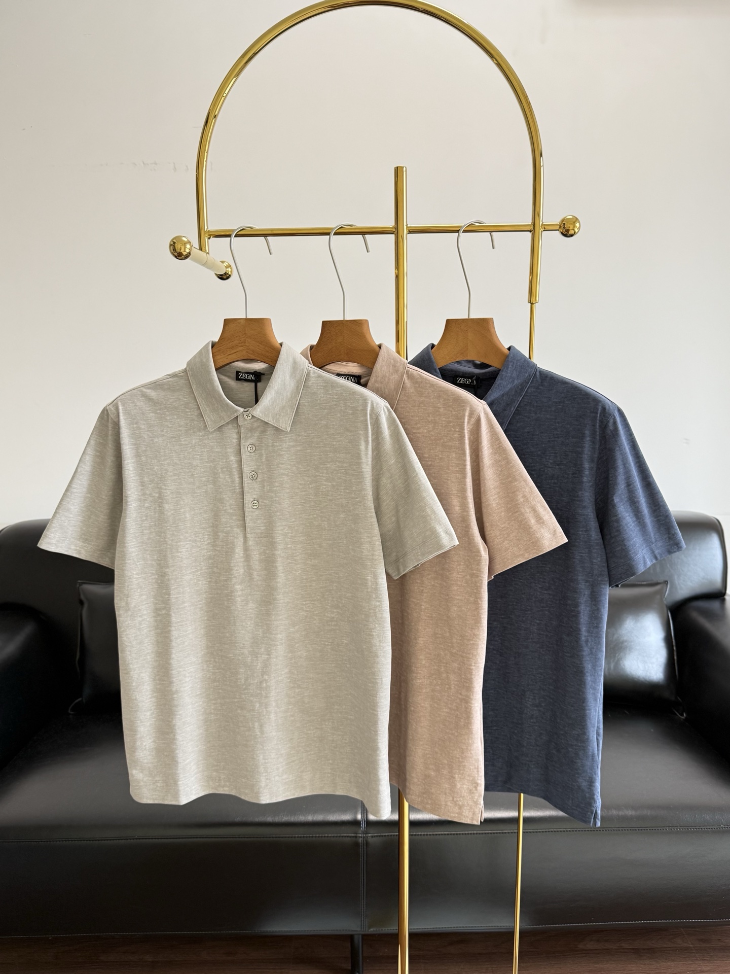 NO:804818,——ZEGN* men’s short-sleeved polo shirt. Come and catch up, it’s an essential polo for men’s wardrobe!  !  A super invincible Polo shirt!  !  !  Made of cotton fabric!  The texture is so amazing, the invisible trump card of the elite wardrobe!  3D three-dimensional tailoring has hidden secrets!  Everyone can savor it carefully after receiving it. It conveys an effortless sense of high-end. It can be directly paired with trousers or jeans to show a sense of relaxation. It can be worn as an inner layer with a suit or windbreaker to add a bit of elite style!  Code number 48 50 52 54 blue oatmeal pink, jeans, T-shirt, business suit,19860909——ZEGN*男士短袖POLO衫 快来跟上,男士衣柜必不可少的polo！！ 超级无敌拿的出手的Polo衫！！！ 采用棉面料！质感真是太绝了 精英衣橱的隐形王牌！ 3D立体剪裁暗藏玄机！ 大家收到手可以细细品味 传递出一种不费力的高级感直接搭配西裤或者牛仔裤尽显松弛感；作为内搭搭配西装或风衣,又添几分精英气派！ 码数48 50 52 54 蓝色 燕麦色 粉色,,jeans,T-shirt,business suit,,Women's clothing