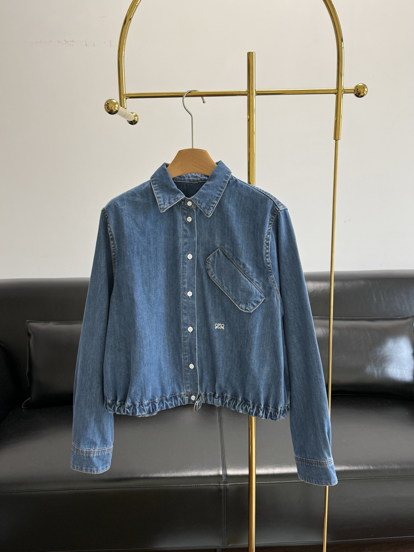 NO:804814,——Loewe/Luo Yiwei's same style 26 new blue denim shirt Loewe's denim jacket is crazy! The pleated hem design + unilateral chest pocket are simply the perfect combination of fashion and leisure! Loose but not bloated, slim and hidden! It can be easily worn by small people!  Made of cotton fabric!  It is the softest denim jacket. It is not only a fashionable item, but also a reflection of a life attitude. Size sml,,loewe,loewe,jackets & coats,jackets & coats,shirts,19860909——Loewe/罗意威同款 26新款蓝色牛仔衬衫 Loewe的这款牛仔外套疯狂刷屏!下摆褶皱设计+单侧胸袋,简直是时尚与休闲的完美结合体! 宽松但不臃肿,显瘦又藏肉!小个子也能轻松驾驭！采用棉面料！是最柔软的牛仔夹克.它不仅是一件时尚的单品,更是一种生活态度的体现. 码数sml,,loewe,loewe,jackets & coats,jackets & coats,shirts,,Women's clothing