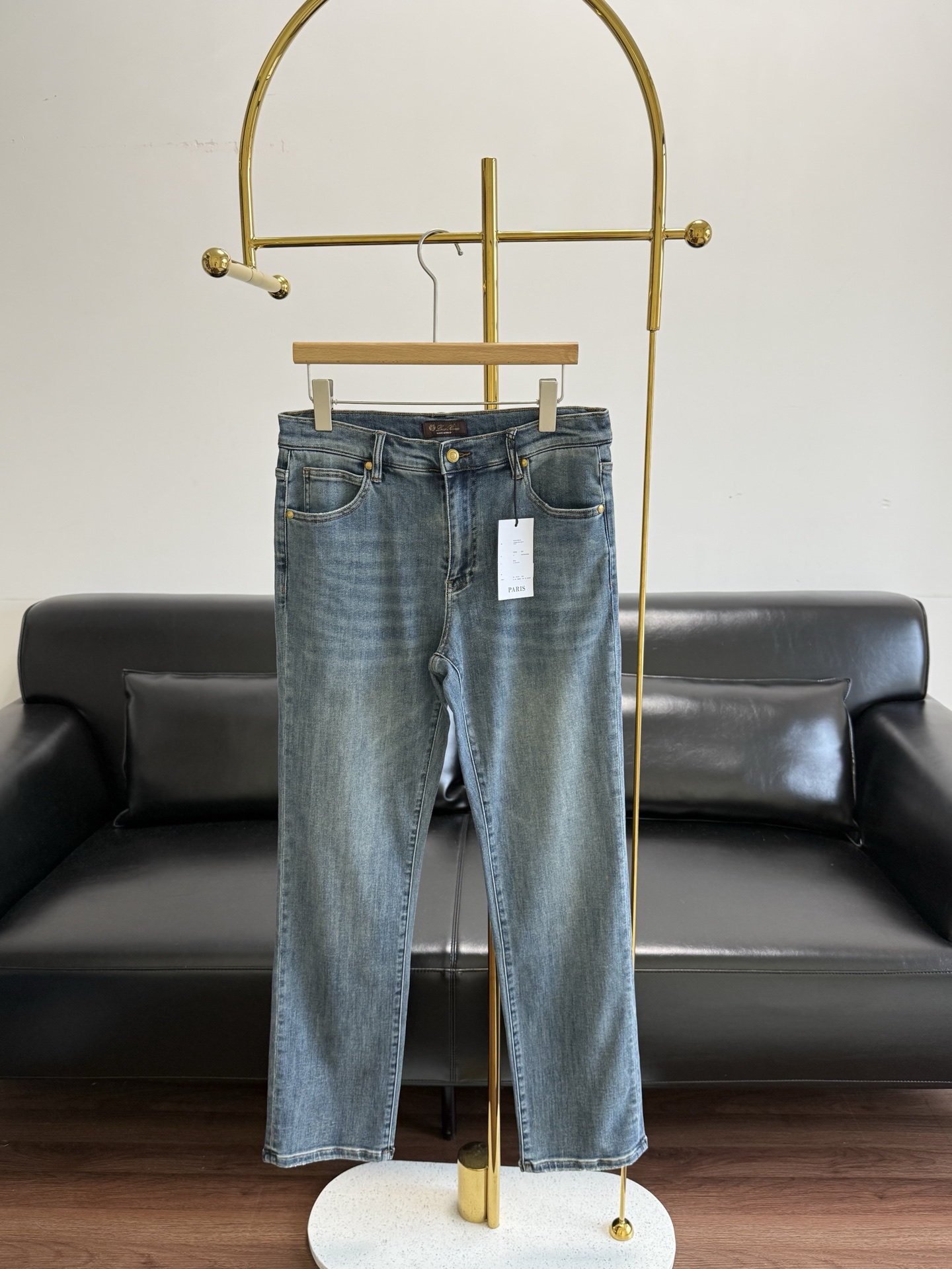 NO:804816,——Lp men’s stretch straight regular denim. For early spring, it should be exquisite and just right. 95 cotton 5 spandex with elasticity!  I love it! They are more comfortable to wear than ordinary jeans, and they have a good fit and can modify the shape of your legs!  Neat three-dimensional tailoring combines texture and comfort!  The iconic leather tag on the back is a unique detail that gives identity. Size 30-36, loro piana,19860909——Lp 男款弹力直筒常规款牛仔 早春的穿搭,也要精致得恰到好处. 95棉5 氨纶 带弹力！深得我心!穿着比普通牛仔更舒服,而且版型也好,又能修饰腿形！利落立体剪裁,让质感与舒适兼具！后侧标志性皮牌,是赋予身份标识的独特细节. 码数30-36,,loro piana,,Women's clothing