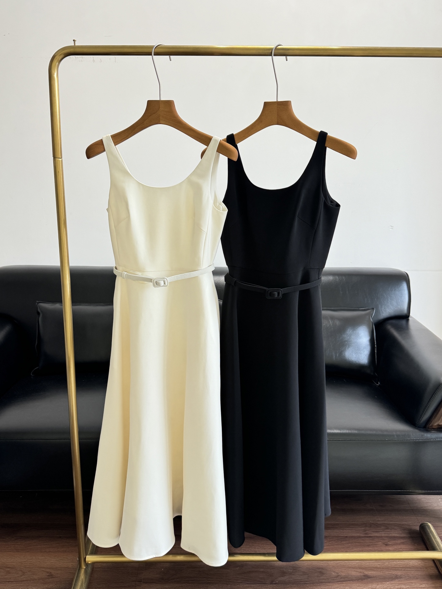 NO:804817,——Dior's new 26Ss early spring new U-neck wool and silk slim-fitting belt vest dress. The blended fabric of wool and silk combines the crispness of wool and the smoothness of silk. The luster flows between light and shadow, showing a light and luxurious texture.  The classic U-neck design cleverly outlines the clavicle line, revealing the graceful curvature of the shoulders and neck. The slim cut fits the body shape but is not tight. The thin belt of the same color is the finishing touch, accurately tightening the waistline and making the overall silhouette more streamlined. The A-line skirt naturally hangs from the waist, swaying with a smart rhythm when walking. Whether it is attending a dinner, a date or daily luxury wear, it can be the core highlight of the style with Dior's unique high-end sense. Size s-xl off-white  black,,dior,dior,skirts,real silk,19860909——Dior 同款26Ss早春新款 U领羊毛真丝修身腰带背心连衣裙 羊毛与真丝的混纺面料,糅合了羊毛的挺括与真丝的柔滑,光泽感在光影间流转,尽显轻奢质感. 经典的U领设计巧妙勾勒锁骨线条,露出优美的肩颈弧度,修身剪裁贴合身形却不紧绷,同色系细腰带作为点睛之笔,精准收束腰线,让整体廓形更显利落,A字裙摆从腰际自然垂落,行走间摇曳出灵动的韵律.无论是出席晚宴、约会还是日常轻奢穿搭,都能以迪奥独有的高级感,成为造型的核心亮点 码数s-xl 米白色 黑色,,dior,dior,skirts,real silk,,Women's clothing