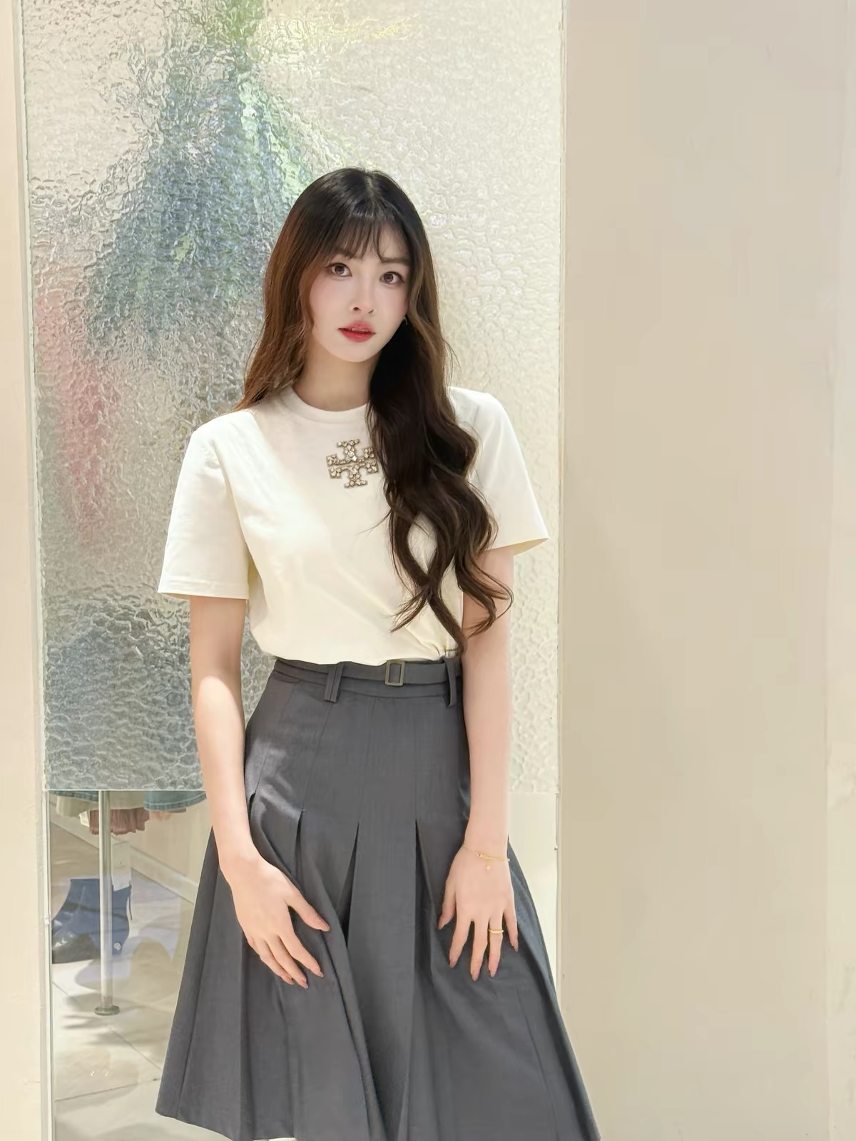 NO:804809,The logo is the finishing touch. It’s full of femininity and can be worn with any outfit!  ,,19860909logo起到点睛的作用 女人味满满,怎么穿搭都ok！,,,Women's clothing