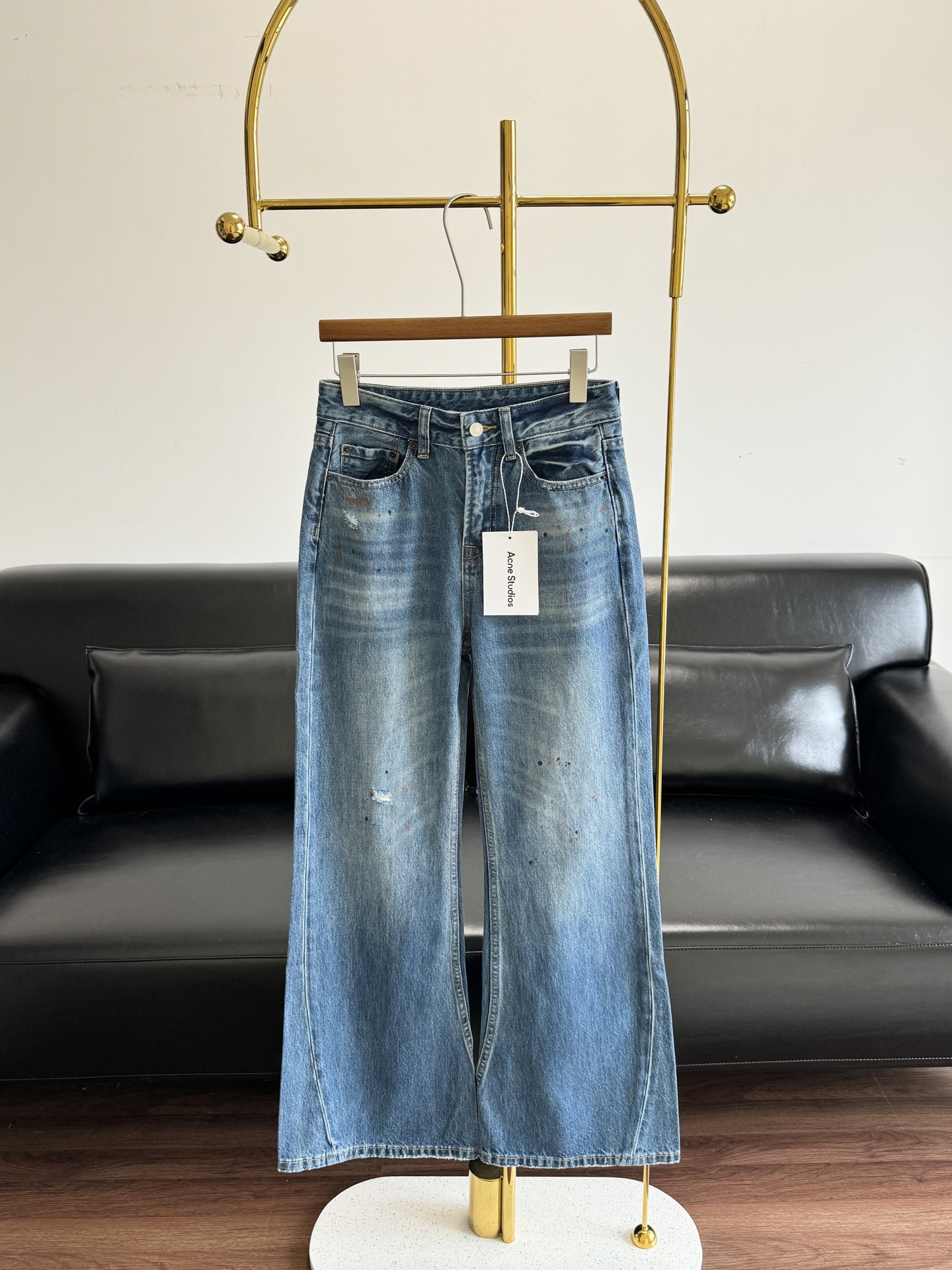 NO:805618,——AC's new early spring ink-washed, frayed and slightly flared regular jeans. The mid-high waist is designed to control the tummy and lift the buttocks, making you look slimmer without being bloated. The hand-splashed ink hand-painted details are full of details!  The washed colors are really nice, the heavy hand-painting is natural and stylish, the drapey fabric does not bulge or deform, and the slightly flared version optimizes the leg lines, making it easy to wear with long legs!  Customized original hardware and accessories, every detail is in place!  Hand-made contrasting colors and splashes of ink add a sense of design and interest!  Code number 25-30,,jeans,19860909——AC早春新款泼墨洗水磨破微喇常规款牛仔裤 中高腰设收腹提臀显瘦不臃肿,手工泼墨手绘细节感满满！水洗颜色真的好看,重工手绘自然洋气, 垂感面料不鼓包不变形,微喇版型优化腿部线条,轻松穿出大长腿！定制原版五金辅料,细节到位！手工撞色泼墨,增添设计感和趣味性！ 码数25-30,,jeans,,Women's clothing