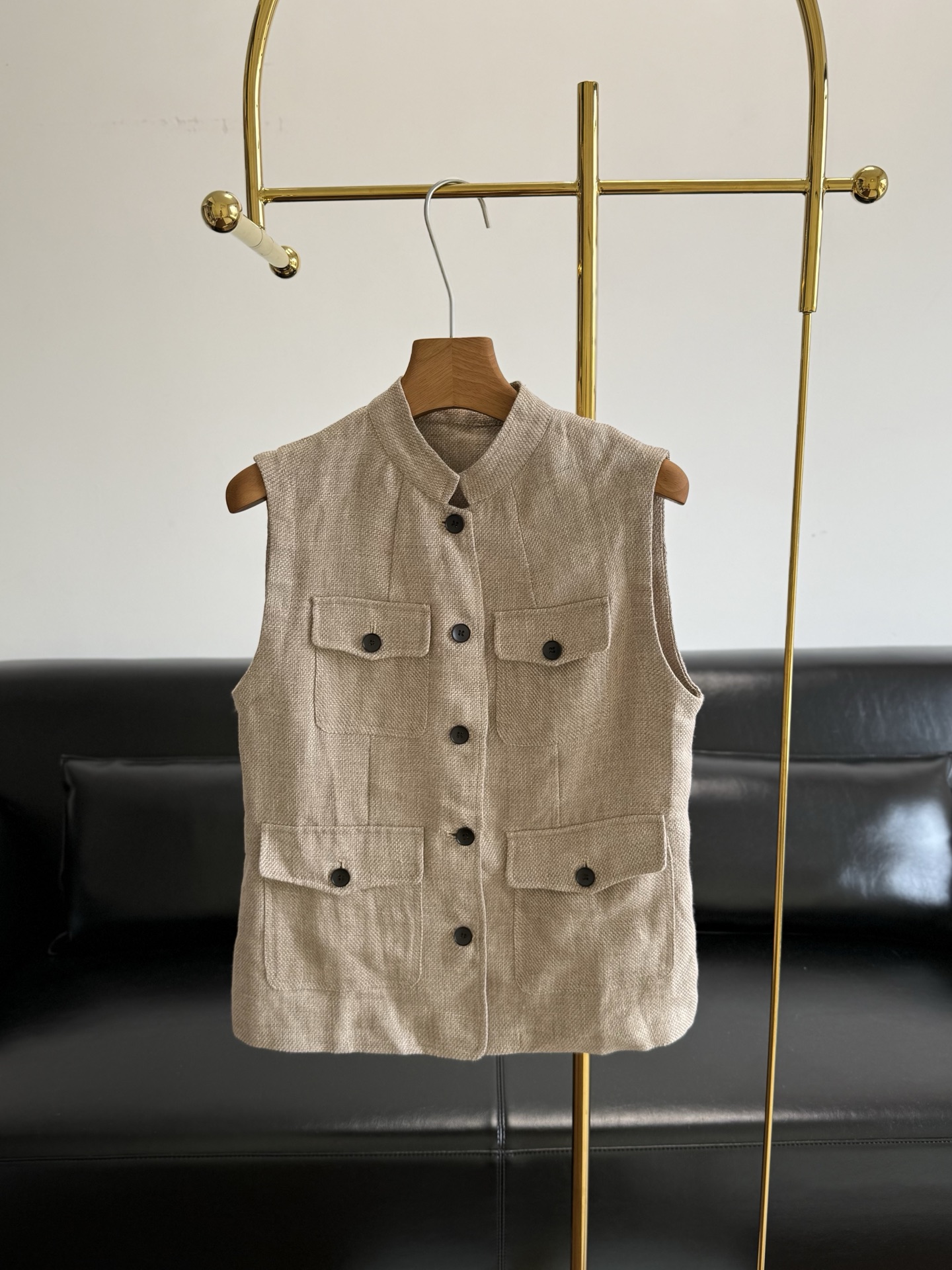 NO:805610,——Old money style linen stand collar vest made of linen!  The original hemp color retains the natural texture, is breathable and comfortable, and is perfect for spring and summer! The vest is a god!  I am full of sense of high-end. I found a treasure vest with its own filter. The light beige woven texture has an amazing texture. The stand-up collar + multi-pocket workwear design is neat and retro. It is really awesome to layer!  Pair it with a turtleneck base of the same color, which is gentle and dignified. It’s casual when worn alone or layered. It’s just right for spring and summer transitions, breathable and not stuffy. It’s very old-money style and can be worn for daily commuting and dating. It looks good in any outfit, good news for lazy people ~ Size number sml,,19860909——老钱风亚麻立领马甲 采用亚麻！原麻色保留天然肌理,透气又舒适,春夏穿超合适! 马甲封神了！高级感拉满 挖到一件自带滤镜的宝藏马甲 浅米色编织肌理,质感绝了 立领+多口袋工装设计,利落又复古 叠穿真的太绝了！ 内搭同色系高领打底,温柔又显贵 单穿随性,叠穿有层次 春夏过渡穿刚刚好,透气不闷 老钱风拿捏得死死的,日常通勤、约会都能穿 随便搭都好看,懒人福音～ 码数sml,,,Women's clothing