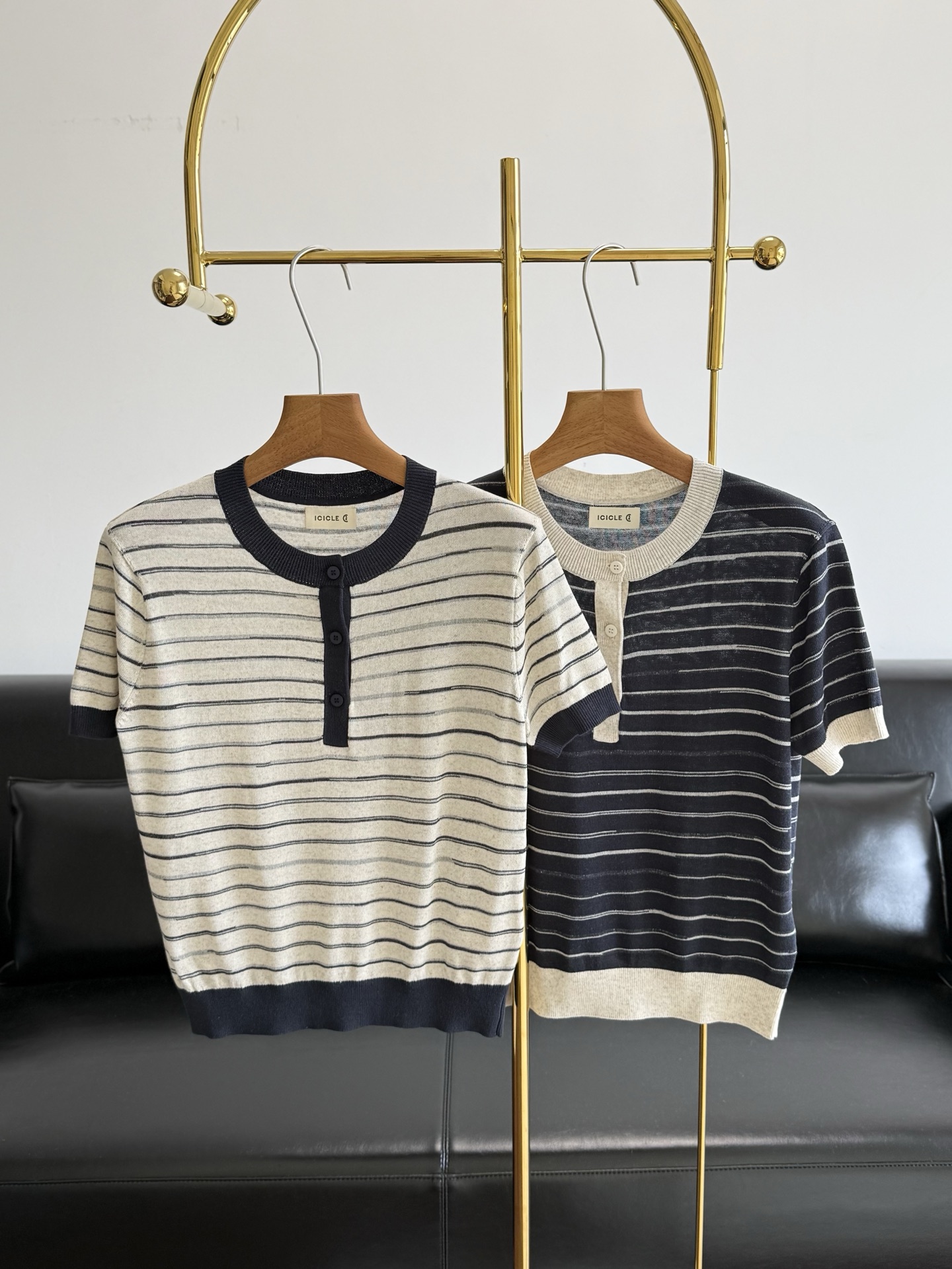 NO:805597,——The same style as Zhihe’s striped half-open collar short-sleeved linen Tencel fabric!  Tencel has its own luster and drape, which is what I like. It’s lazy and casual, and it’s versatile!  Classic stripes, simple and detailed. Henley collar with half-open buttons, retro and fashionable, loose fit and tolerant, OK to wear alone or layered ~ can be easily controlled for daily commuting and casual outings, comfortable and stylish Size S M L White Blue,, T-shirt,19860909——之禾同款 条纹半开领短袖 亚麻天丝面料！天丝自带的光泽感 垂感是我喜欢的效果 慵懒随性 百搭款！ 经典条纹 简约又有细节感.亨利领纽扣半开设计,复古又时髦,宽松版型包容性强,单穿或叠搭都很OK～日常通勤、休闲出街都能轻松驾驭,舒适又有型 码数S M L 白色 蓝色,,T-shirt,,Women's clothing