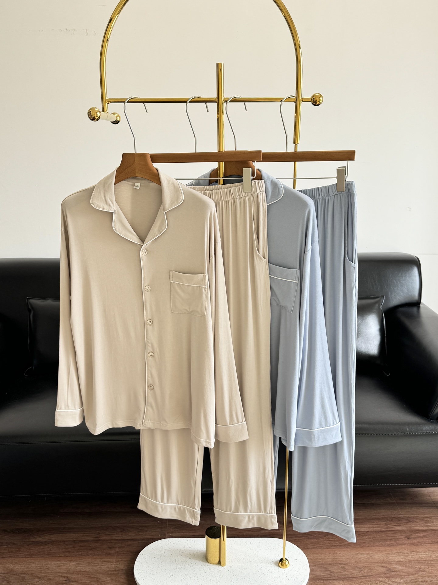 NO:805606,——LP men's Lyocell homewear suit has a relaxed feel at home, and the texture is defined by the fabric. It uses skin-friendly fabrics and simple design to create a home outfit that combines comfort and style. The high-count lyocell blended fabric is selected, with a silky and soft touch, natural drape, and breathable properties. It absorbs moisture and does not make you sweat, so you can always feel refreshed at home in spring and summer.  The fabric is added with elastic fiber, which can stretch freely without restraint. It does not feel tight even when sitting, resting or doing home activities for a long time. It fits the body shape but not against the body. The loose and neat tailoring is not flattering on the body shape. It is suitable for daily living at home, taking a nap and going downstairs to get things. The simple solid color design is durable and easy to match, full of fashion, and shows the simple and elegant style of men. The tops and pants are equipped with pockets, which is very practical!  The wiring is neat, the workmanship is delicate, it is washable and not easily deformed, and it remains soft as new after being worn for a long time. Taking into account both comfort and appearance, it is a choice for personal use to enhance happiness at home. Age-neutral home clothes must be prepared for dad, husband, and brothers!  The color is light blue, beige and gray. L is suitable for 100-130 catties. XL is suitable for 130-150 catties. XXL is suitable for 150-180 catties!  ,,loro piana,19860909——LP男士莱赛尔家居服套装 居家松弛感,由面料定义质感 以亲肤面料与简约设计,打造舒适与格调兼具的居家穿搭.精选高支莱赛尔混纺面料,触感丝滑软糯,垂坠自然,自带透气属性,吸湿排汗不闷汗,春夏居家也能时刻清爽. 面料添加弹性纤维,伸展自如无束缚,久坐、休憩、居家活动皆无紧绷感,贴合身形却不贴身.宽松利落剪裁不挑身形,日常居家、小憩、下楼取物都适配.简约纯色设计,耐看易搭,富有时尚感,尽显男士简约大气格调.上衣裤子都配置有口袋 非常实用！ 走线工整,做工细腻,耐洗不易变形,久穿依旧柔软如新.兼顾舒适与颜值,既是自用提升居家幸福感的选择.完全不挑年纪的家居服 一定要给老爸、老公、兄弟备上！ 颜色浅蓝 米灰两色  L适合100-130斤 XL适合130-150斤 XXL适合150-180斤！,,loro piana,,Women's clothing