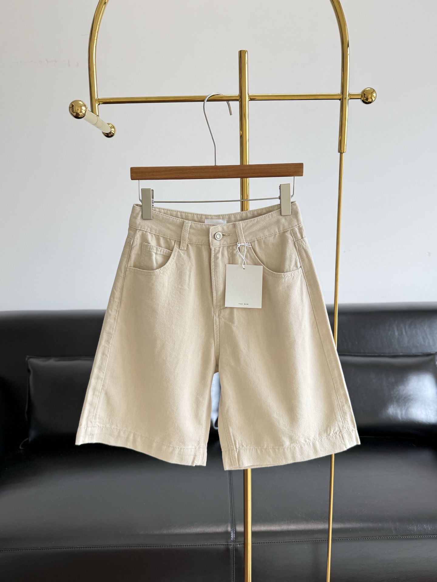NO:806237,——Therow’s matching linen pants!  48.2 cotton, 45.1 lyocell, 6.7 linen. It has the smoothness and crispness of linen, making the fabric tougher. It is not completely floppy. It is a must-have primary color linen trousers in summer!  This is true no matter how many years later!  Still very popular!  It has firmly occupied its place in the fashion industry!  Old money casual, sophisticated and commuting all need Bermuda pants!  Linen ones are even more popular!  !  Code number s-2xl,,19860909——therow同款亚麻中裤！ 48.2棉45.1 莱赛尔6.7亜麻,既有麻的爽滑挺括,让面料更为坚韧,不是完全软塌塌的那种,夏天一定要有的原色亚麻中裤！ 这条是不管多少年之后！依然很流行的！ 在时尚界稳稳占有一席之地的！ 老钱休闲 精致 通勤 都需要百慕大中裤！ 麻料的更加受欢迎！！ 码数s-2xl,,,Women's clothing