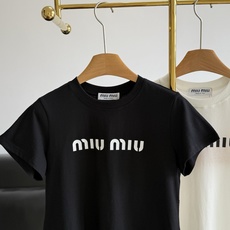 🌾miumiu 同款 字母印花短袖T恤自带高级松弛感纯棉面料!胸口字母Logo点缀,低调彰显品牌格调 谁 🌾miumiu 同款 字母印花短袖T恤自带高级松弛感纯棉面料!胸口字母Logo点缀,低调彰显品牌格调 谁