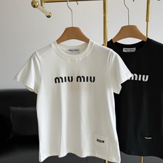 🌾miumiu 同款 字母印花短袖T恤自带高级松弛感纯棉面料!胸口字母Logo点缀,低调彰显品牌格调 谁 🌾miumiu 同款 字母印花短袖T恤自带高级松弛感纯棉面料!胸口字母Logo点缀,低调彰显品牌格调 谁