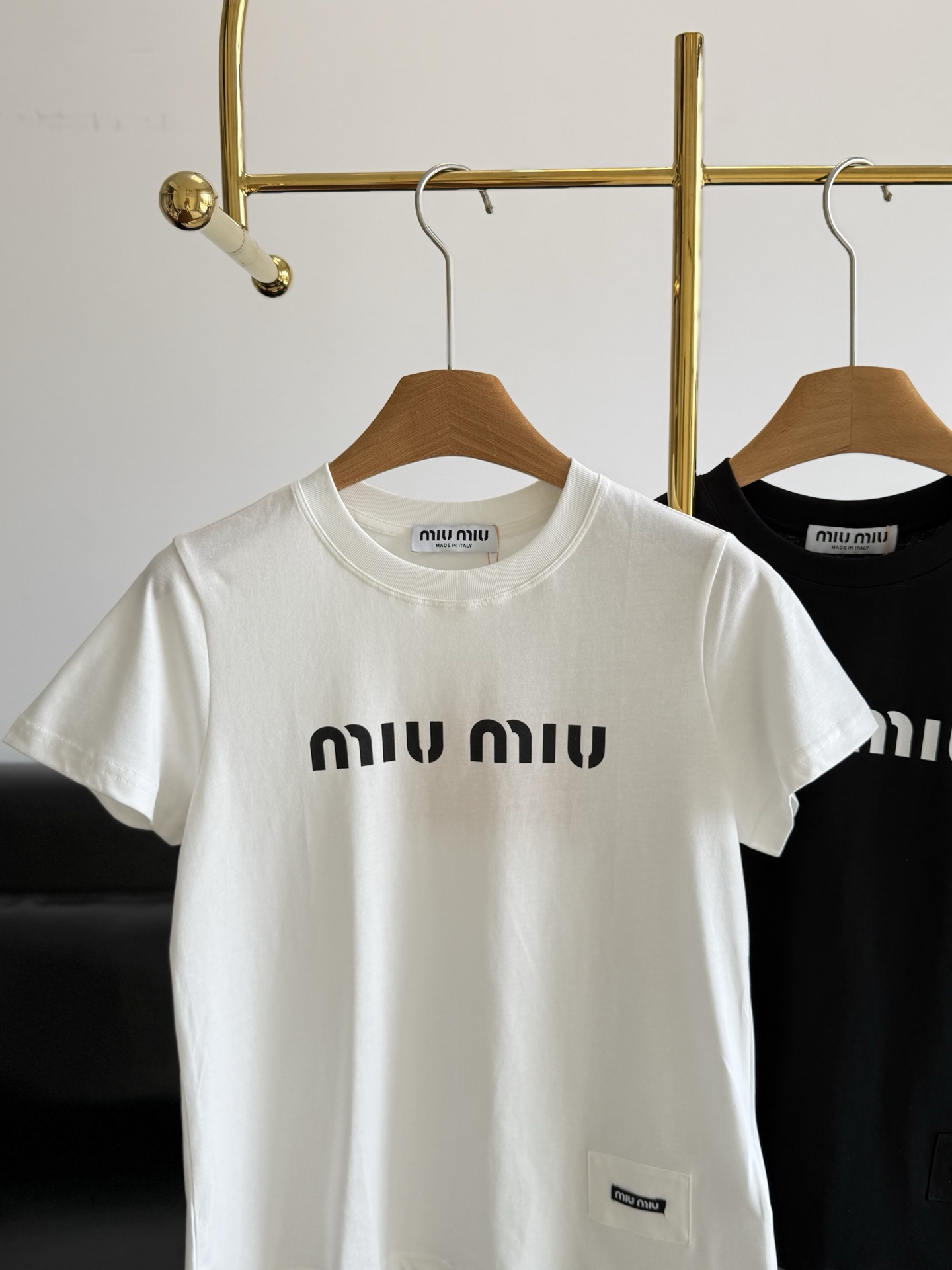 🌾miumiu 同款 字母印花短袖T恤自带高级松弛感纯棉面料!胸口字母Logo点缀,低调彰显品牌格调 谁 🌾miumiu 同款 字母印花短袖T恤自带高级松弛感纯棉面料!胸口字母Logo点缀,低调彰显品牌格调 谁