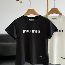 🌾miumiu 同款 字母印花短袖T恤自带高级松弛感纯棉面料!胸口字母Logo点缀,低调彰显品牌格调 谁 🌾miumiu 同款 字母印花短袖T恤自带高级松弛感纯棉面料!胸口字母Logo点缀,低调彰显品牌格调 谁