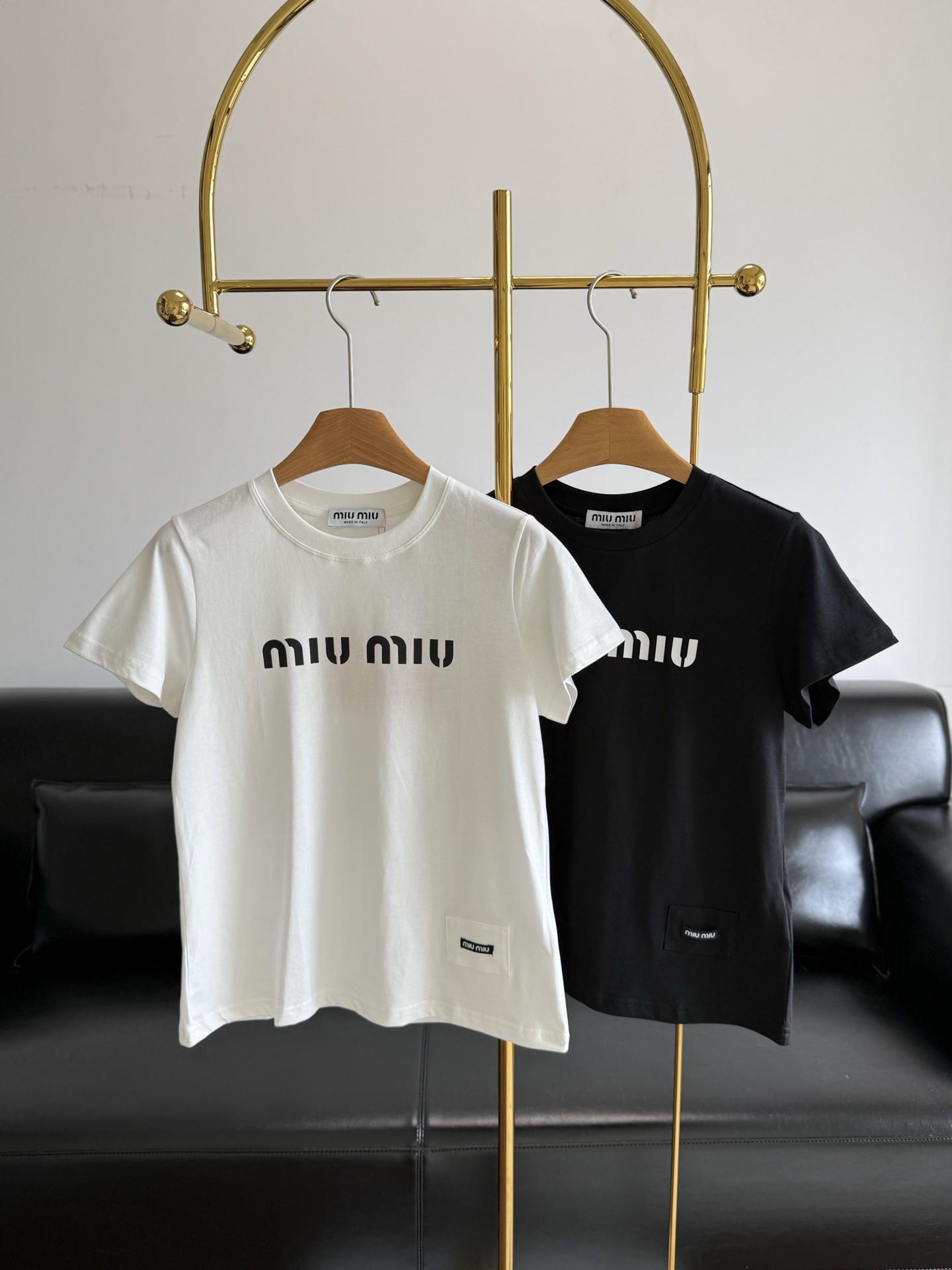 NO:806232,——The same type of letter-printed short-sleeved T-shirt from miumiu comes with high-grade relaxed cotton fabric!  The logo lettering on the chest is embellished to highlight the brand style in a low-key manner. Whoever wears it looks good on whoever wears it. It is a must-have item for fashionistas. Come and pick it up. You believe me, miu will never be mediocre!  It has a calm and restrained texture. It is versatile without losing style and can be easily used in various occasions. Size sml black white, miumiu, T-shirt, tees, t-shirt,19860909——miumiu 同款 字母印花短袖T恤 自带高级松弛感纯棉面料！胸口字母Logo点缀,低调彰显品牌格调 谁穿谁好看,时尚达人必备单品,快来pick 你们相信我miu谬永远不会平庸！自带沉稳内敛的质感 百搭不失格调,轻松驾驭各种场合 码数sml 黑色 白色,,miumiu,T-shirt,tees，t-shirt,,Women's clothing