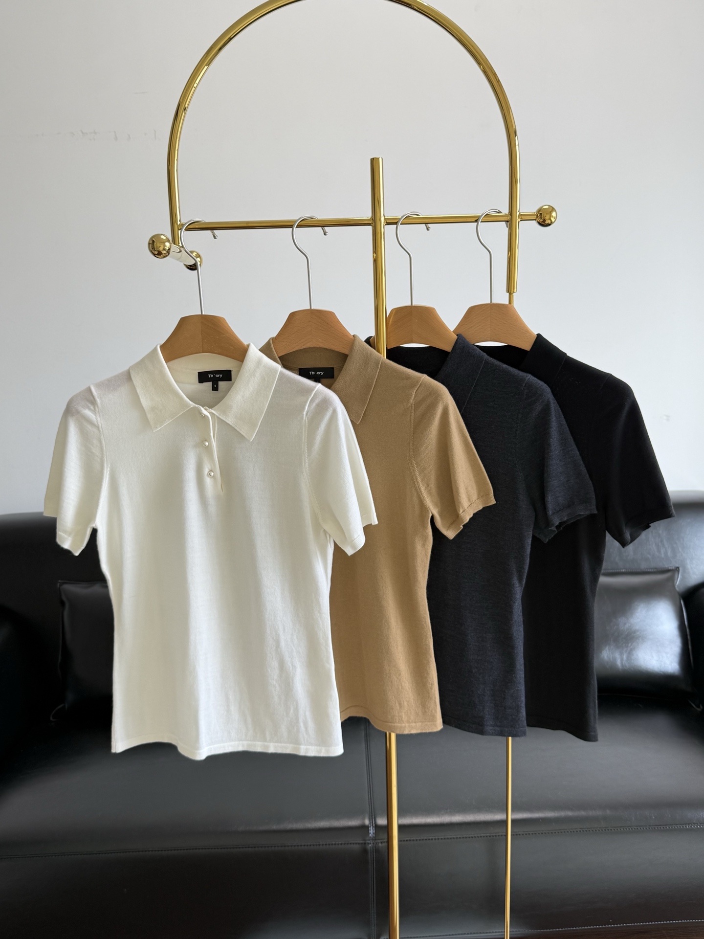NO:806255,——Theory's same 2026 spring and summer Polo knitted short-sleeves, knitted for summer!  If you are tired of wearing regular T-shirts, try this top!  Advanced minimalism ~ simple classic style, the details are absolutely in place, and it can be eye-catching in any occasion!  Polo shirts should be a must-have style for everyone, classic yet fashionable!  Wool fabric!  The superfine wool upper is incredibly breathable and lightweight!  The texture is soft, silky and breathable. It is super soft and comfortable to wear next to the body. It feels smooth and has strong moisture wicking and breathability. It is thin but very textured, so you can wear it in summer without any pressure!  !  Size sml white blue black khaki, T-shirt, tees, t-shirt,19860909——Theory同款2026春夏 Polo针织短袖 为夏日而生的针织！穿腻了常规的T恤,不妨试试这款上衣吧！高级极简～简简单单的经典款式,细节也是绝对的到位,在任何场合都能足够吸睛！Polo衫应该是每个人必备的款式,经典又不失时尚！ 羊毛面料！超细羊毛上身无敌透气又轻便！质地柔软,丝滑透气,贴身穿超级柔软舒适,手感顺滑,吸湿排汗透气性强,它轻薄却非常有质感,夏季穿毫无压力！！ 码数sml 白色 蓝色 黑色 卡其,,T-shirt,tees，t-shirt,,Women's clothing