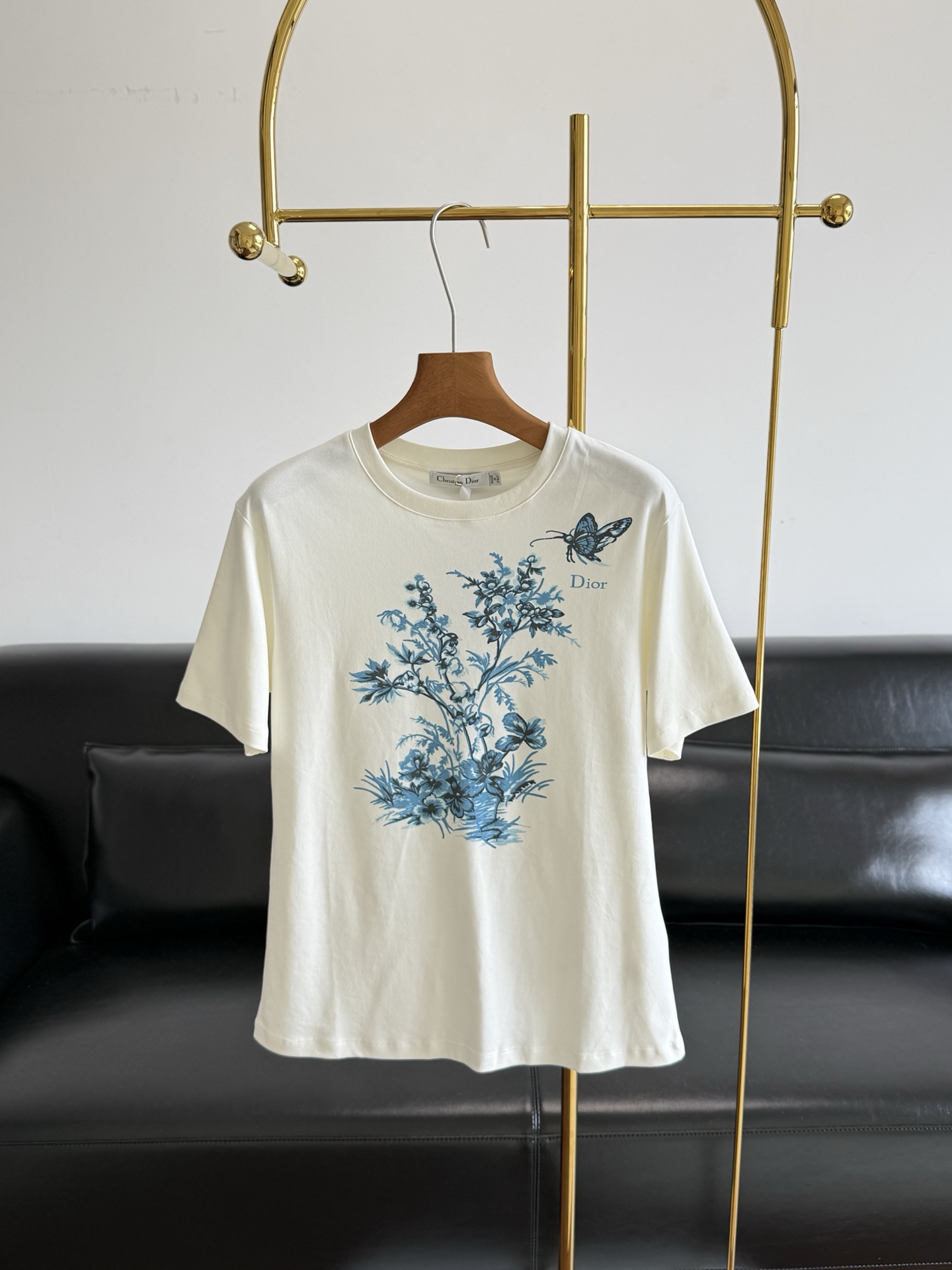 NO:806247,——Dior's new blue and white porcelain printed short-sleeves. White background with blue and white porcelain-style flower and bird prints, full of oriental aesthetic atmosphere. Pure cotton fabric, skin-friendly and breathable, super comfortable to wear in spring and summer. The round neck is simple, modifying the shoulder and neck lines, and the length of the short sleeves covers the flesh and is refreshing. The printing is inspired by blue and white porcelain. The blue and white color scheme is cool and elegant, whitening without being picky on skin tone, and can be easily controlled by yellow skin.  V. Pair it with jeans for a casual look, or with a skirt for a gentle and intellectual style. It is suitable for commuting, dating, and traveling. It is a versatile and practical spring and summer item! Size sml, dior, skirts, jeans, T-shirt,19860909——Dior 新款青花瓷印花短袖 白底色配青花瓷风花鸟印花,东方美学氛围感满满,纯棉面料,亲肤透气,春夏穿超舒服.圆领简约,修饰肩颈线条,短袖长度遮肉又清爽.印花灵感来自青花瓷,蓝白配色清冷雅致,显白不挑肤色,黄皮也能轻松驾驭 V.搭配牛仔裤休闲,配半裙温柔知性,通勤,约会,出游都很适合,是百搭实用的春夏单品! 码数sml,,dior,skirts,jeans,T-shirt,,Women's clothing