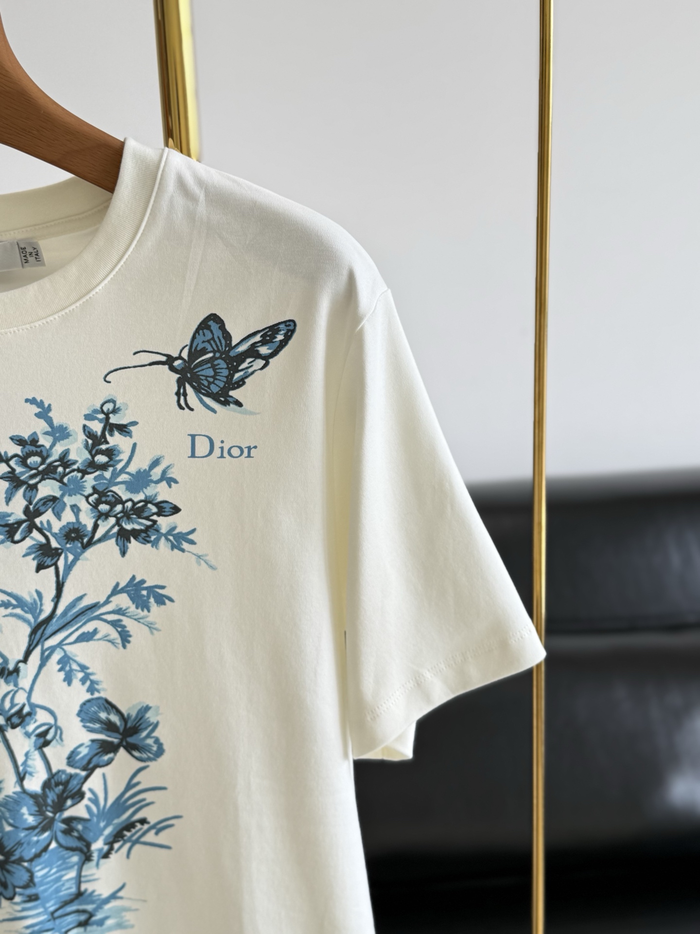🌾Dior 新款青花瓷印花短袖白底色配青花瓷风花鸟印花,东方美学氛围感满满,纯棉面料,亲肤透气,春夏穿超 🌾Dior 新款青花瓷印花短袖白底色配青花瓷风花鸟印花,东方美学氛围感满满,纯棉面料,亲肤透气,春夏穿超