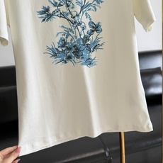 🌾Dior 新款青花瓷印花短袖白底色配青花瓷风花鸟印花,东方美学氛围感满满,纯棉面料,亲肤透气,春夏穿超 🌾Dior 新款青花瓷印花短袖白底色配青花瓷风花鸟印花,东方美学氛围感满满,纯棉面料,亲肤透气,春夏穿超
