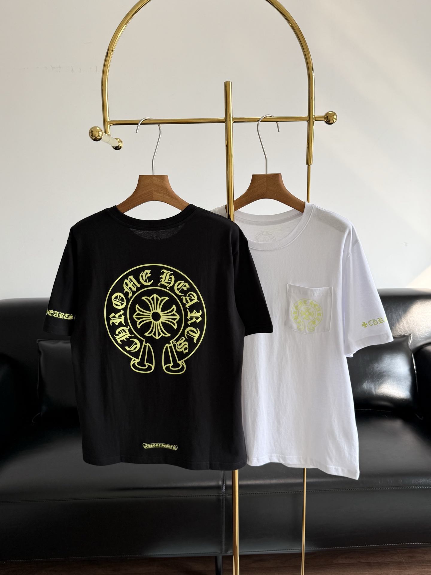 NO:806251,——Chrome hearts Chrome hearts matching printed T-shirt, pure cotton fabric!  The patterned upper body on the chest and back turns into a killer figure in one second!  The tailoring design is extremely simple, the shape and fabric are so online, and it’s so easy to wear. The moment you get it, you’ll know it’s special!  Extreme wandering and free travel with concave shape. No one is more handsome than you!  A trendy one that can be matched casually, size sml white black, chrome hearts, chrome hearts, tees, t-shirt,19860909——Chrome hearts 克罗心 同款印花T恤 纯棉面料！胸前和背后图案上身一秒变背影杀手！ 剪裁设计极其简约 版型和面料太在线了 就是无敌好穿 拿到手的那一刻你就会懂它的不一般！极度的徜徉与自由出行凹造型 没人比你更帅气！随意搭配就很潮的一款, 码数sml 白色 黑色,,chrome hearts,chrome hearts,tees，t-shirt,,Women's clothing