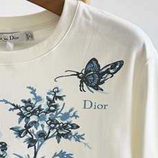 🌾Dior 新款青花瓷印花短袖白底色配青花瓷风花鸟印花,东方美学氛围感满满,纯棉面料,亲肤透气,春夏穿超 🌾Dior 新款青花瓷印花短袖白底色配青花瓷风花鸟印花,东方美学氛围感满满,纯棉面料,亲肤透气,春夏穿超