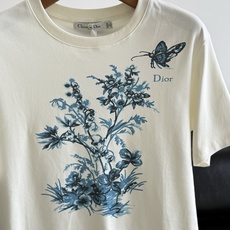 🌾Dior 新款青花瓷印花短袖白底色配青花瓷风花鸟印花,东方美学氛围感满满,纯棉面料,亲肤透气,春夏穿超 🌾Dior 新款青花瓷印花短袖白底色配青花瓷风花鸟印花,东方美学氛围感满满,纯棉面料,亲肤透气,春夏穿超