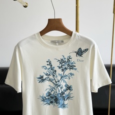 🌾Dior 新款青花瓷印花短袖白底色配青花瓷风花鸟印花,东方美学氛围感满满,纯棉面料,亲肤透气,春夏穿超 🌾Dior 新款青花瓷印花短袖白底色配青花瓷风花鸟印花,东方美学氛围感满满,纯棉面料,亲肤透气,春夏穿超