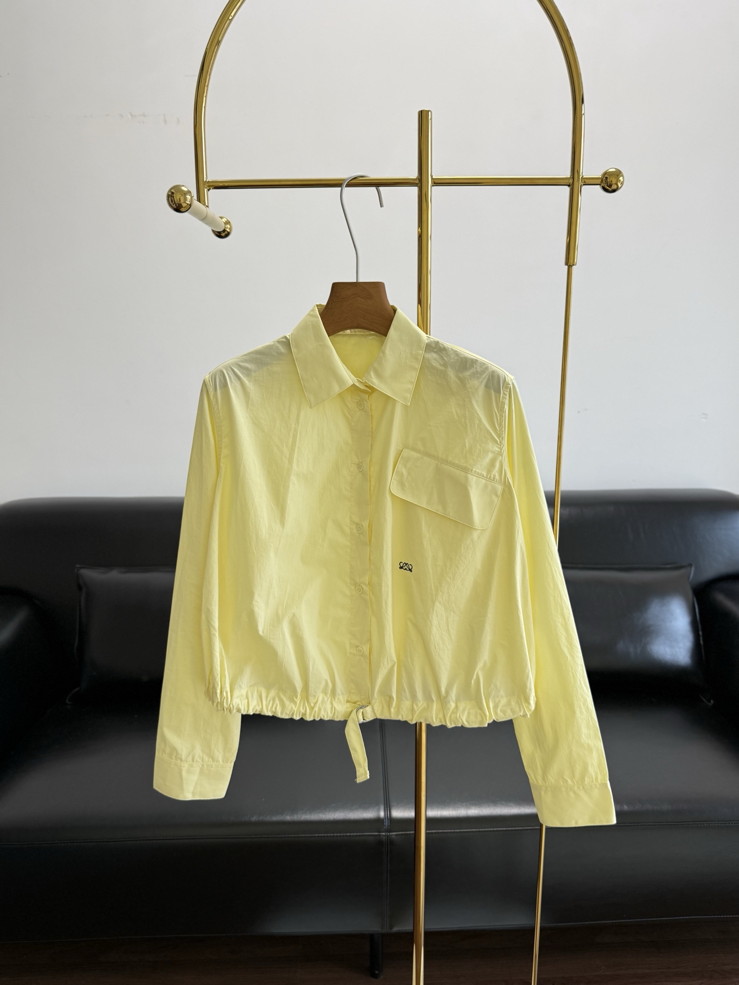 NO:806744,——Loewe Loewe's same style 2026 early spring series drawstring shirt. This Loewe lemon yellow short shirt is directly like a god!  When you put it on, you will instantly become two shades whiter, and the yellow and black skinned sisters will rush in with their eyes closed!  The hem is retractable and adjustable, breathable and comfortable, perfect for spring and summer!  Lightweight Tencel poplin cotton fabric is breathable and skin-friendly, stiff and not easily deformed, combining comfort and style. The chest pocket uses three-dimensional embroidery technology to present LOEWE's classic pattern, breaking the monotony of the basic style and giving it a sweet and cool feel. Size sml,,loewe,loewe,shirts,19860909——Loewe罗意威同款 2026早春系列抽绳衬衫 这件Loewe柠檬黄短款衬衫直接封神！穿上瞬间白两个度,黄黑皮姐妹闭眼冲！ 下摆可收缩调节透气舒适,春夏穿超合适！ 轻盈天丝府绸棉面料,透气亲肤,挺括不易变形,兼具舒适度与版型质感. 胸前口袋处采用立体刺绣工艺呈现LOEWE经典图案,打破基础款的单调,甜酷感十足. 码数sml,,loewe,loewe,shirts,,Women's clothing