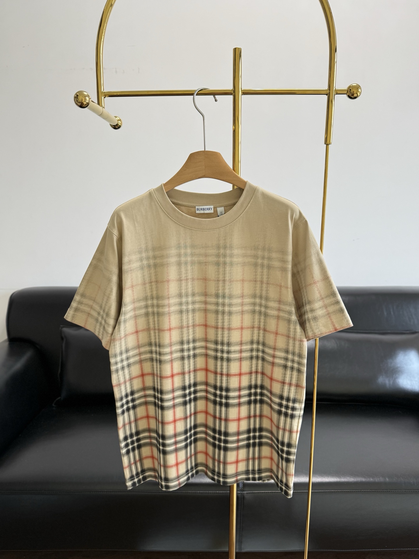 NO:806761,——Burberry’s same gradient plaid T-shirt. It’s very British and elegant. It’s very simple, but it looks really different. It has a classic plaid pattern all over the body. The taste is very identifiable. There is no logo, but you can tell at a glance that you are wearing a luxury product. The price is also very friendly. I feel that the quality-price ratio is very high. This is a classic style that will not go out of style even if you wear it for 10 years. It is specially customized and has a delicate and solid texture!  Thanks to compact spinning technology, the yarn is woven finer than hair, with negligible hairiness. The surface is smooth and smooth. It is anti-pilling and anti-wrinkle. It also firmly retains the softness and breathability of pure cotton. In summer, it is not sweaty or sticky when worn next to the body. It is so comfortable that you don’t want to take it off!  The most difficult thing is this gradient plaid printing process. Ordinary people simply cannot achieve this level!  Instead of using cheap color block printing, we use environmentally friendly high-density dot printing technology and high-precision screen positioning. Every tiny color dot is arranged just right. By controlling the density and superposition of dots of different colors, we can create a step-free, supernatural gradient effect~ The perfect blend of plaid and solid colors, the sense of flow and layering is directly full, breaking the rigid and boring traditional plaid pattern!  !  Moreover, this kind of dot printing does not cover the entire width of the color block. It completely retains the breathability and softness of the fabric itself. It does not feel like a film or hardening, and the printed area and the fabric are integrated!  The color fastness is perfect and it will not fade or crack after repeated washing!  In more detail, the plaid uses three-dimensional pattern positioning technology. The front and rear body patterns are seamlessly connected without any misalignment. The code number is s-xl, burberry, tees, t-shirt,19860909——Burberry同款 渐变格纹T恤 英伦的贵气太足了 很简单但是看着真的品味不一样 全身经典格纹 品味辨识度非常的强 没有logo 但一眼就知道穿的是奢侈品 而且价格也非常友好 感觉质价比很很很高 又是这种经典的款式感觉穿个10年也不过时 专门定制特纺紧密棉 上手就是细腻扎实的质感！ 紧密纺技术加持 纱线织得比头发丝还细密 毛羽少到可以忽略不计 表面光洁平整 抗起球 抗皱能力直接拉满 同时还牢牢锁住纯棉的柔软透气 夏天贴身穿不闷汗 不粘身 舒服到不想脱下来！ 最难的还是这个渐变格纹印花工艺 普通人根本做不到这个水准！ 我们没用廉价的色块印花 而是采用环保高密度网点印花技术 高精度丝网网版定位 每一个微小色点都排布得恰到好处 通过控制不同颜色网点的疏密叠加 做出那种无阶梯感、超自然的渐变效果～ 格纹和纯色完美交融 流动感和层次感直接拉满 打破了传统格纹的死板沉闷！！ 而且这种网点印花 不是全幅色块覆盖 完全保留了面料本身的透气性和柔软度 摸上去没有一点胶膜感 硬化感 印花区域和面料融为一体！ 色牢度拉满 反复水洗都不会褪色 开裂！ 更细节的是,格纹采用三维对花定位技术 前后身图案无缝衔接,没有一丝错位 码数s-xl,,burberry,tees，t-shirt,,Women's clothing