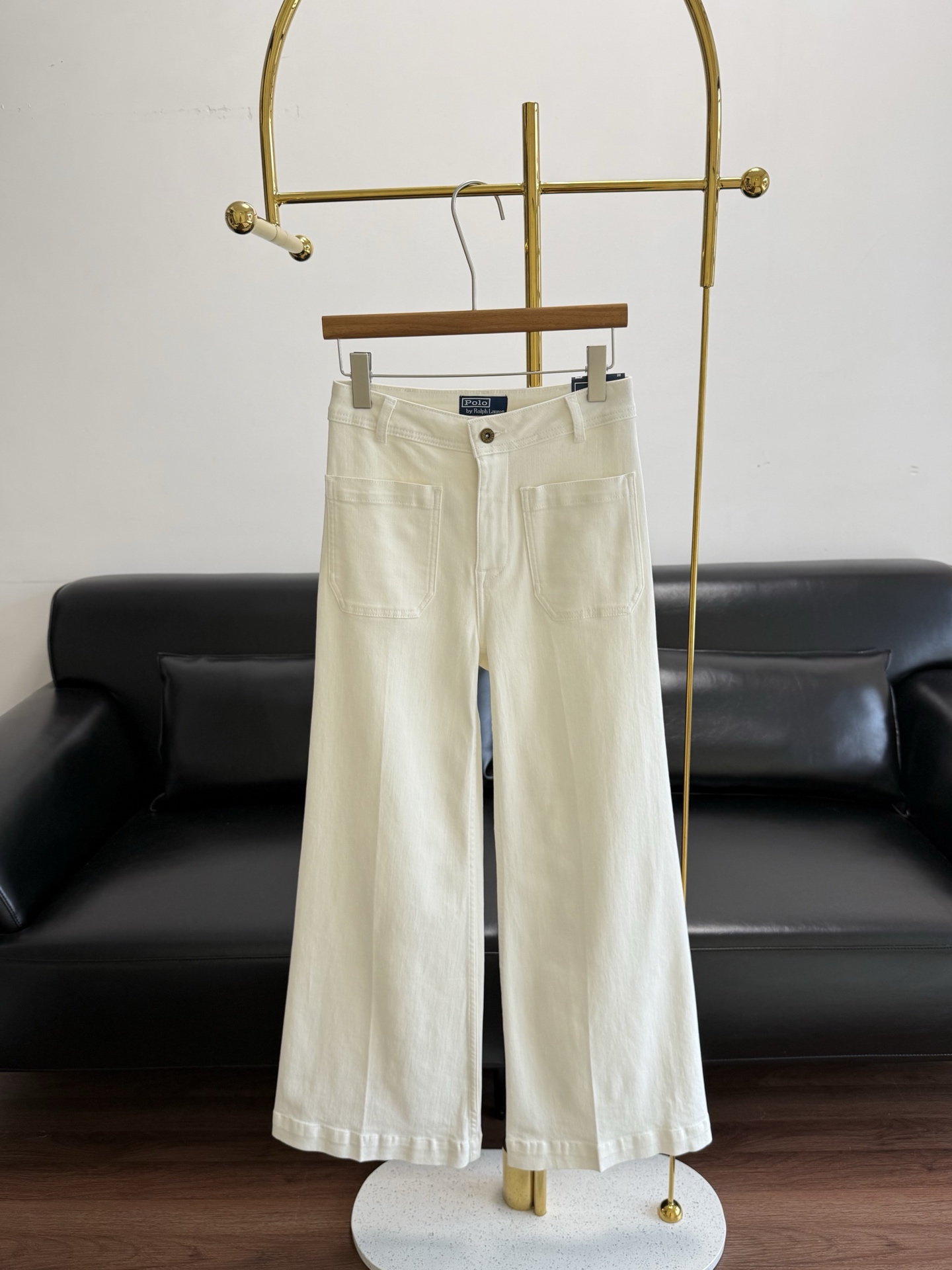NO:806755,——Ralph Lauren's same style pocket stretch wide-leg white bell-bottom pants give people a refined, noble and clean feeling~ The white color is minimalist and high-end, very old-money style. Made of cotton and spandex blend!  The fabric is particularly delicate, cool, breathable and comfortable to the core. It is blended with a certain proportion of elastic fibers to improve the fabric's resilience while retaining the softness and comfort of cotton!  Basic yet not lacking in the beauty of details!  Code number 25-30,,19860909——拉夫劳伦同款口袋弹力阔腿白喇叭裤 给人又精致又贵气干净的感觉~ 白色颜色极简高级,很有老钱风 采用棉十氨纶混纺制成！ 面料特别的细腻 凉快透气舒服到骨子里 混纺了一定比例的弹力纤维, 提升面料回弹的同时,保留了棉的柔软舒适！ 基础又不缺细节美感！ 码数25-30,,,Women's clothing