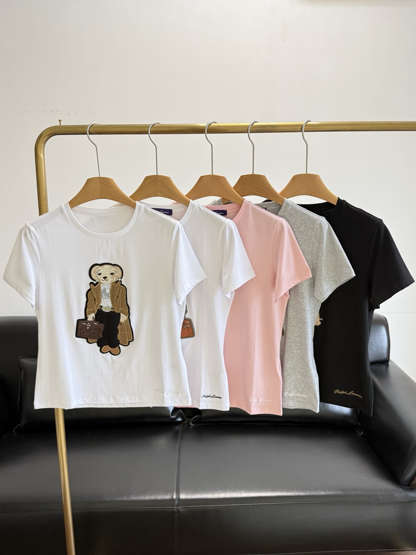 NO:806756,——Ralph Lauren Ralph Lauren's 2026 Spring New Childlike and Age-reducing Modern Bear Embroidered Short-Sleeved T-shirt Refuse to be mediocre! This embroidered bear T-shirt is truly versatile. Don't wear monotonous basics anymore! This embroidered T-shirt is yyds! Heavy embroidered three-dimensional bear, full of details, texture instantly beats ordinary printing. High-quality fabrics are pure cotton, soft and skin-friendly, and will not deform after long-term wear.  The universal fit is loose and not flattering on the figure, covering the flesh and making you look slimmer. It is very friendly to fat sisters. It can be matched with you all summer long. Whether it is worn with jeans, suit pants or a skirt, it looks great in one piece = N styles, and the price-performance ratio is perfect!  Size s-xl gray black pink gray bear brown bear,,loro piana,skirts,jeans,T-shirt,tees,t-shirt,business suit,19860909——Ralph Lauren拉夫劳伦同款 2026春新童趣减龄摩登小熊刺绣短袖T恤 拒绝平庸!这件刺绣小熊T恤才是真百搭王别再穿单调的基础款了!这件刺绣T恤才是yyds! 重工刺绣立体小熊,细节拉满,质感秒杀普通印花 优质面料精选纯棉,柔软亲肤,久穿不变形 万能版型宽松不挑身材,遮肉显瘦,对微胖姐妹超友好 承包你一整个夏天的搭配 不管是配牛仔裤,西装裤还是半裙都超好看一件=N种风格,性价比直接拉满！ 码数s-xl 灰色 黑色 粉色 灰色小熊 棕色小熊,,loro piana,skirts,jeans,T-shirt,tees，t-shirt,business suit,,Women's clothing
