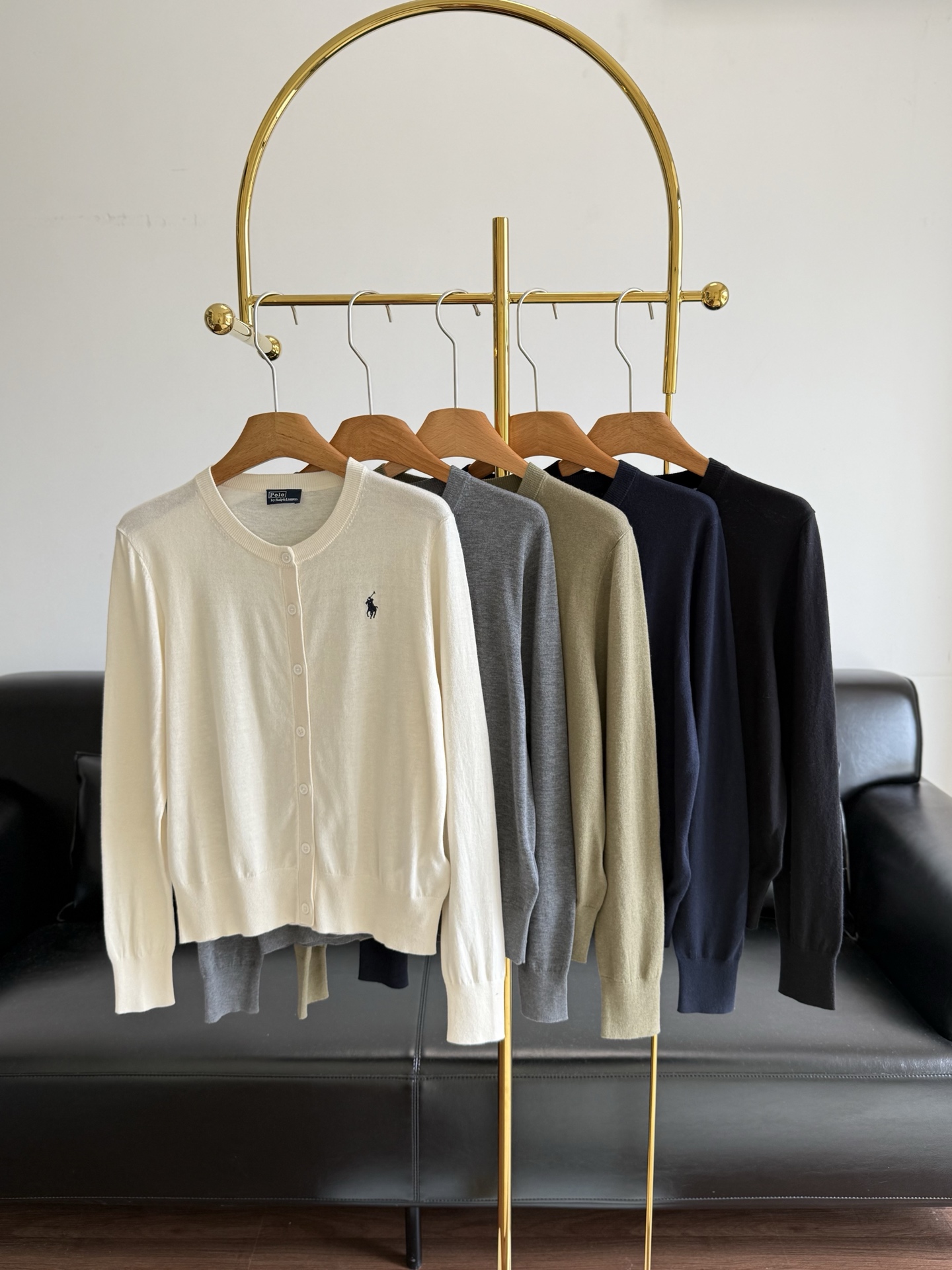 NO:807869,——The same style from Ralph Lauren, the long-sleeved cardigan with pony logo embroidery is the core item of the classic wardrobe, and everyone has one piece. It is fashionable and elegant for daily wear. Xishu is really capable. Pure cotton ultra-fine knitting for customers, stol computerized flat knitting machine imported from Germany. The knitting is exquisite and dense. The fabric is very soft and delicate, and feels great on the skin. It is soft and delicate, and comfortable to wear. It is fit-fitting and tolerant. The small round neck highlights the swan neck and shows the temperament.  Pony logo embroidered details, exquisite and neat stitches, full of quality, combined with soft and comfortable texture, meet the fashionable and easy-to-wear style, age-reducing and fresh, full of atmosphere. Daily wear is fashionable and elegant. The simple and capable style can be paired with trousers or a skirt for a bit of college style. It can be worn alone, as an inner layer, or as a small jacket. If you are not satisfied with the upper body, count me out. Code number sml white gray green blue  black,,skirts,jackets & coats,19860909——拉夫劳伦同款 小马标刺绣长袖开衫 经典衣橱的核心单品,人手一件 日常穿着出门时髦又显气质,喜率真干练,客供纯棉超细针织,德国进口stol电脑横机,针织精致密实,出来的面料非常的轻柔细腻,肤感贼棒；软糯细腻,穿着排汗舒适.适身版型,包容性好,小圆领突出天鹅颈,hin显气质. 小马标刺绣细节,线迹精致工整,满满的品质感,结合柔软舒适质感,邂逅时尚易搭风格,减龄清新,满满的氛围感.日常穿着出门时髦又显气质,喜率真干练的造型可搭配裤装,搭配半裙更有几分学院风尚,单穿,做内搭,做小外套都可以,闭眼入,上身不满意算我输 码数sml 白色 灰色 绿色 蓝色 黑色,,skirts,jackets & coats,,Women's clothing