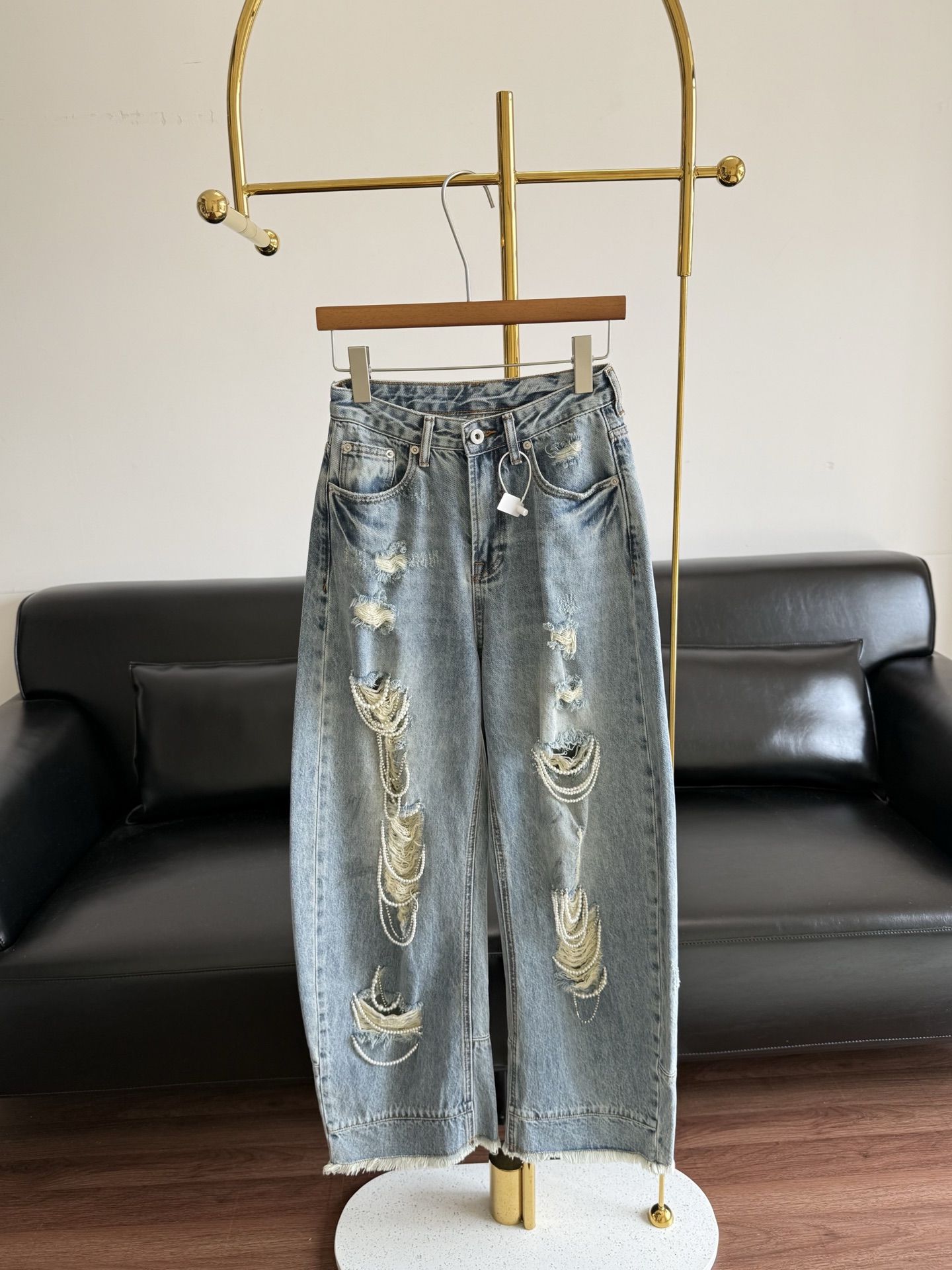 NO:807887,——UOOYAA pearl chain ripped jeans are made of high-quality denim, ripped holes + pearl chain design, injecting a sense of sophistication, retro and fashion into the whole! Loose straight fit, comfortable and leg-lengthening, light blue wash + raw edge details, casual and personalized. The pearl chain is super recognizable, looks great with T-shirts or sweaters, can be easily worn when going out, taking photos, and parties. It is a must-have trendy item in summer! Size sml, jeans, tees, t-shirt,19860909——UOOYAA珍珠链条破洞牛仔裤 采用高品质牛仔布,破洞+珍珠链条设计,整体注入一丝精致感复古又时髦!宽松直筒版型,舒适显腿长,浅蓝水洗+毛边细节,随性又有个性.珍珠链条超有辨识度,搭T恤或针织衫都很出彩,日常出街,拍照,聚会都能轻松驾驭,是夏季必入的潮流单品! 码数sml,,jeans,tees，t-shirt,,Women's clothing