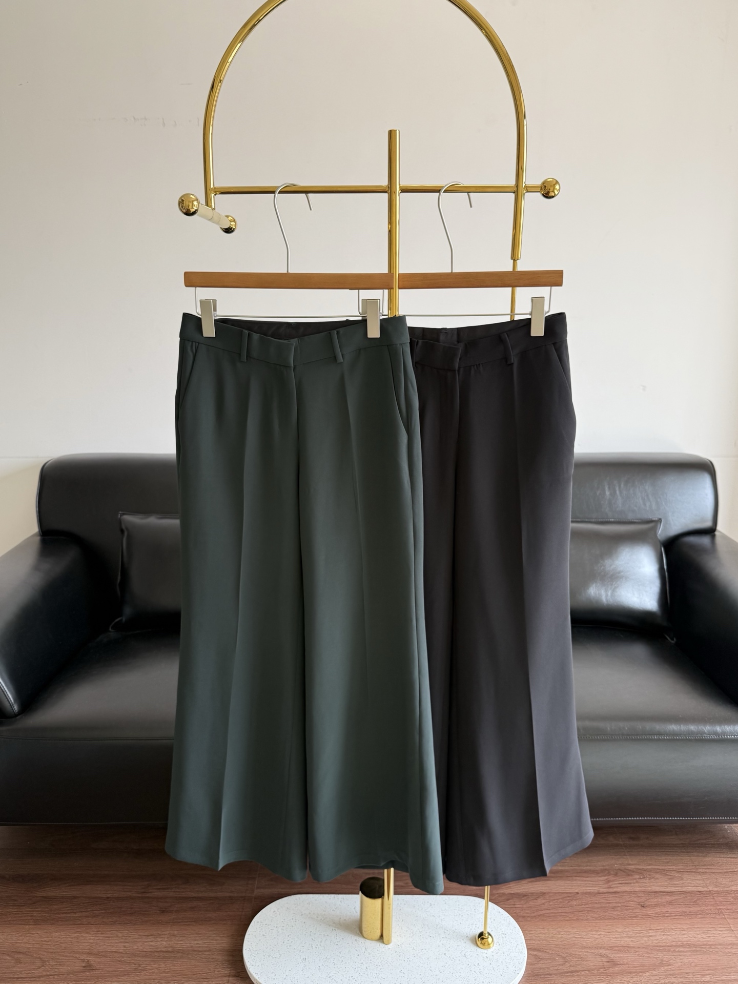 NO:807881,——Theory 2026 spring and summer new women's wear triacetate blended straight-leg boot-cut trousers are made of 70 triacetate and 30 polyester fibers. The fabric is breathable and comfortable. The boot-cut trousers modify the leg shape and elongate the proportion. It is friendly to sisters with pear-shaped figures or straight legs! The high-waist design enhances the waistline and can be paired with a short top or shirt to easily create a smart and elegant commuting style. Whether you wear it with a suit top or a simple T-shirt, you can easily control it and become a street fashionista!  yyds workplace outfit ceiling size xs-l green black, shirts, tees, t-shirt, business suit,19860909——Theory 2026春夏新品女装 三醋酯混纺直筒微喇长裤 采用70三醋酸纤维30聚酯纤维,面料透气舒适,微喇裤型修饰腿型,拉长比例,梨形身材或腿型不直姐妹都很友好!高腰设计提升腰线,搭配短上衣或衬衫,轻松打造干练优雅通勤风,不管你是搭配西装上衣还是简约T恤,都能轻松驾驭,成为街头时髦精！yyds职场穿搭天花板 码数xs-l 绿色 黑色,,shirts,tees，t-shirt,business suit,,Women's clothing