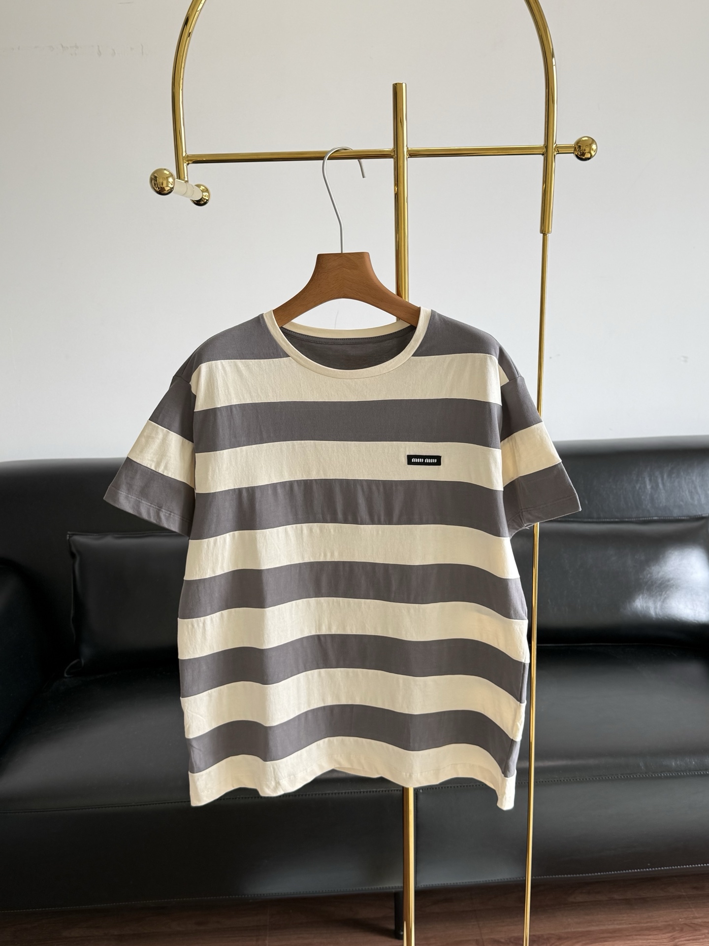 NO:807863,——The same striped T-shirt from Miu Miu. It looks great when worn alone. It has the feeling of being very Miu when worn casually. The gray and white horizontal stripes + the brand logo on the left chest are simple and recognizable. Pure cotton fabric!  The fabric is soft and breathable, super comfortable to wear in summer! The loose fit makes it easy to create a genderless or boyish look. It goes well with shorts and skirts, and can be easily used for daily outings and casual occasions. The apricot SML size meets the needs of different body shapes, comfortable and fashionable, and is a must-have item for the summer wardrobe! Size sml,,miumiu,skirts,shorts,tees,t-shirt,19860909——Miu Miu同款条纹T恤 内搭单穿都好看哭 属于那种随便一穿就很Miu的感觉 灰白横条纹+左胸品牌标识,简约又有辨识度.纯棉面料！面料柔软透气,夏天穿超舒服!宽松版型,轻松打造无性别或少年感穿搭,搭配短裤,半裙都很OK,日常出街,休闲场合都能轻松驾驭.杏色SML尺码,满足不同身材需求,舒适又时髦,是夏季衣橱必备单品! 码数sml,,miumiu,skirts,shorts,tees，t-shirt,,Women's clothing