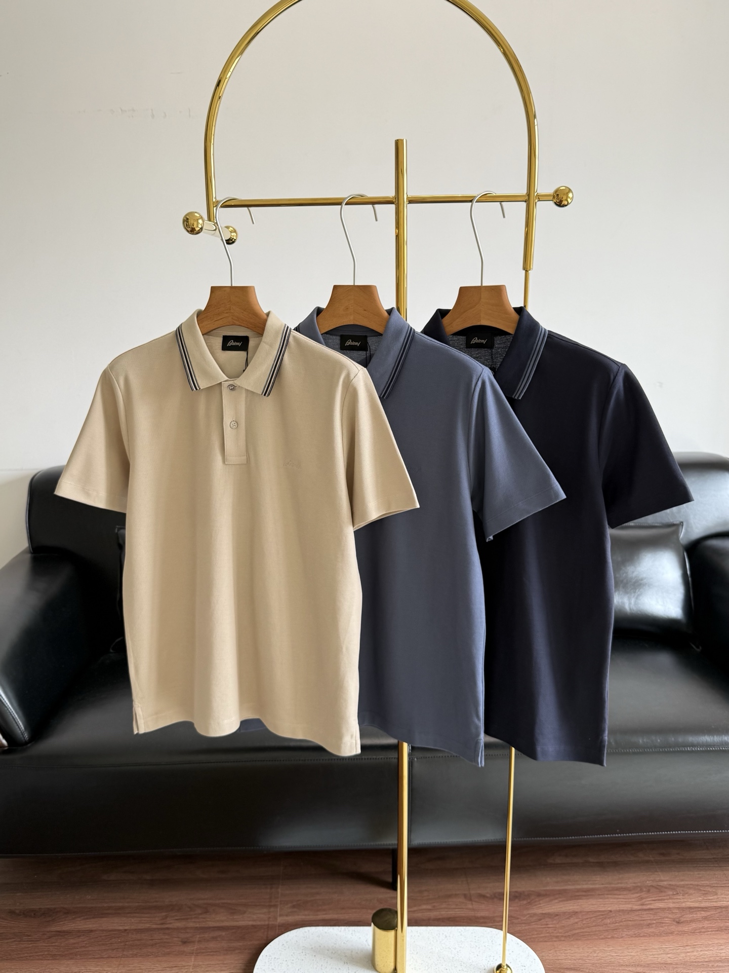 NO:807890,——Brioni POLO short-sleeved Polo is decent and worry-free. Compared to fancy designs, I prefer the texture hidden in the details!  The fabric has a light, tough but supportive texture. The upper body is very clean and has no unnecessary structure. Whether indoors or outdoors, the body feel is always stable!  The dark color is calm and the silhouette is clean. It looks good with anything and goes well wherever you go. This spring and summer, there is no need to follow the trend. Simple, self-sustained and comfortable, it is your unique style. Size m-xxl khaki blue navy, T-shirt,19860909——Brioni POLO短袖 得体又省心的Polo. 比起花哨的设计,我更偏爱藏在细节里的质感！ 面料是那种轻韧但有支撑的质感上身很干净,没有多余结构,无论在室内还是室外,体感始终是稳定的！ 深色沉稳,版型干净,搭什么都好看,去哪都得体. 这个春夏,不必追赶潮流. 素简自持,自在有度,便是独属于你的限定风格. 码数m-xxl 卡其 蓝色 藏青色,,T-shirt,,Women's clothing