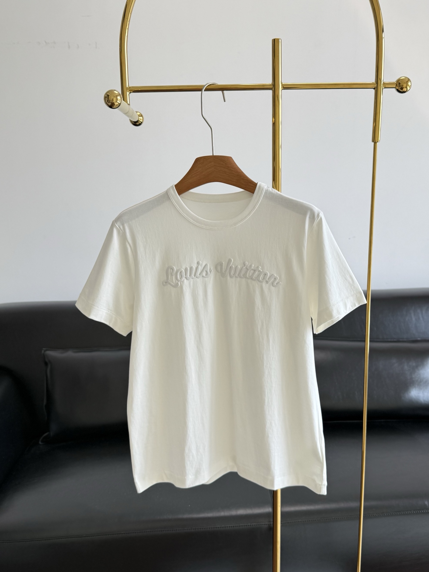 NO:807875,——LV round neck T-shirt with the same letter logo, pure cotton fabric!  An item that will never be missing from your wardrobe, it is also a classic everyday style in summer and a BAI style in the fashion world!  !  It's OK to match with a skirt, jeans or casual sweatpants. It's not a basic style like this. It can be worn inside or outside. It can be used with any combination. Sizes: sml, louis vuitton, skirts, jeans, tees, t-shirts,19860909——LV 同款字母徽标圆领T恤 纯棉面料！衣橱中永远都不会少的一款单品,也是夏日经典的日常款,也是时尚界的BAI搭款！！搭配半裙、牛仔裤或者是休闲一点的运动裤也OK的不像这样的基础款,内搭外穿都可以,可以做任何搭配 码数sml,,louis vuitton,skirts,jeans,tees，t-shirt,,Women's clothing