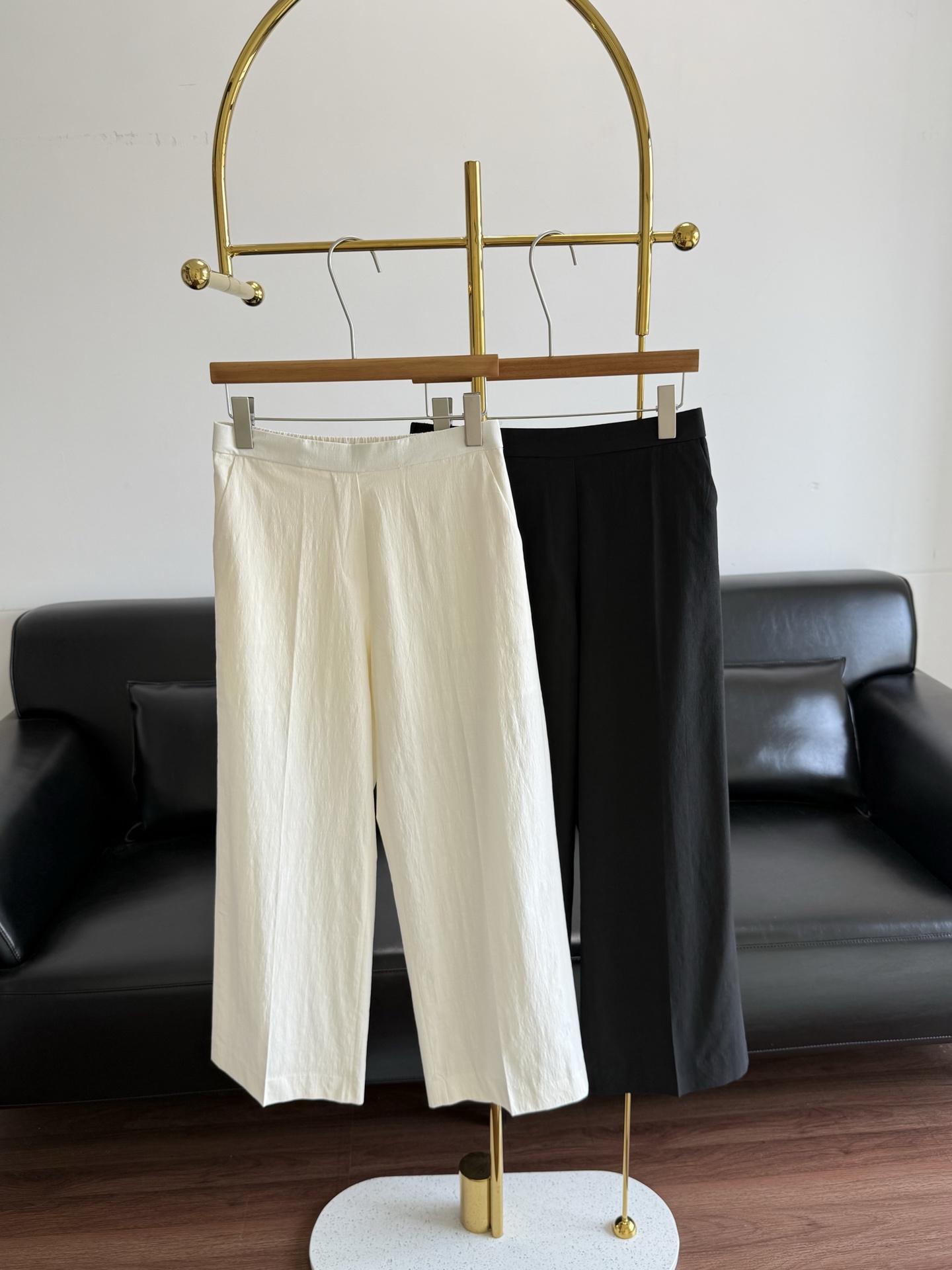 NO:808430,——Theory's same style of linen trousers. Exquisite silhouette, comfortable and light with linen fabric. Releases female elegance. Urban daily, fashionable 'light'. Linen fabric. Wide-leg trousers. Full marks for comfort. This trousers is perfect for those who want to pursue comfort and ease in summer. The nine-point length of the trousers is comfortable and comfortable. You can wear it with a T-shirt. It feels relaxed. Size 2 4 6 Off-white. Black, tees, t-shirt,19860909——Theory 同款亚麻长裤 精致轮廓,辅以亚麻面料舒享轻盈 释放女性优雅魅力 都市日常,时髦「轻」而易举 亚麻面料 阔腿裤型 舒适度满分 夏天想要追求舒适自在的这个裤型再合适不过啦 九分的裤长自在舒适,随便搭一件T恤 松弛感拿 捏 码数2 4 6 米白 黑色,,tees，t-shirt,,Women's clothing