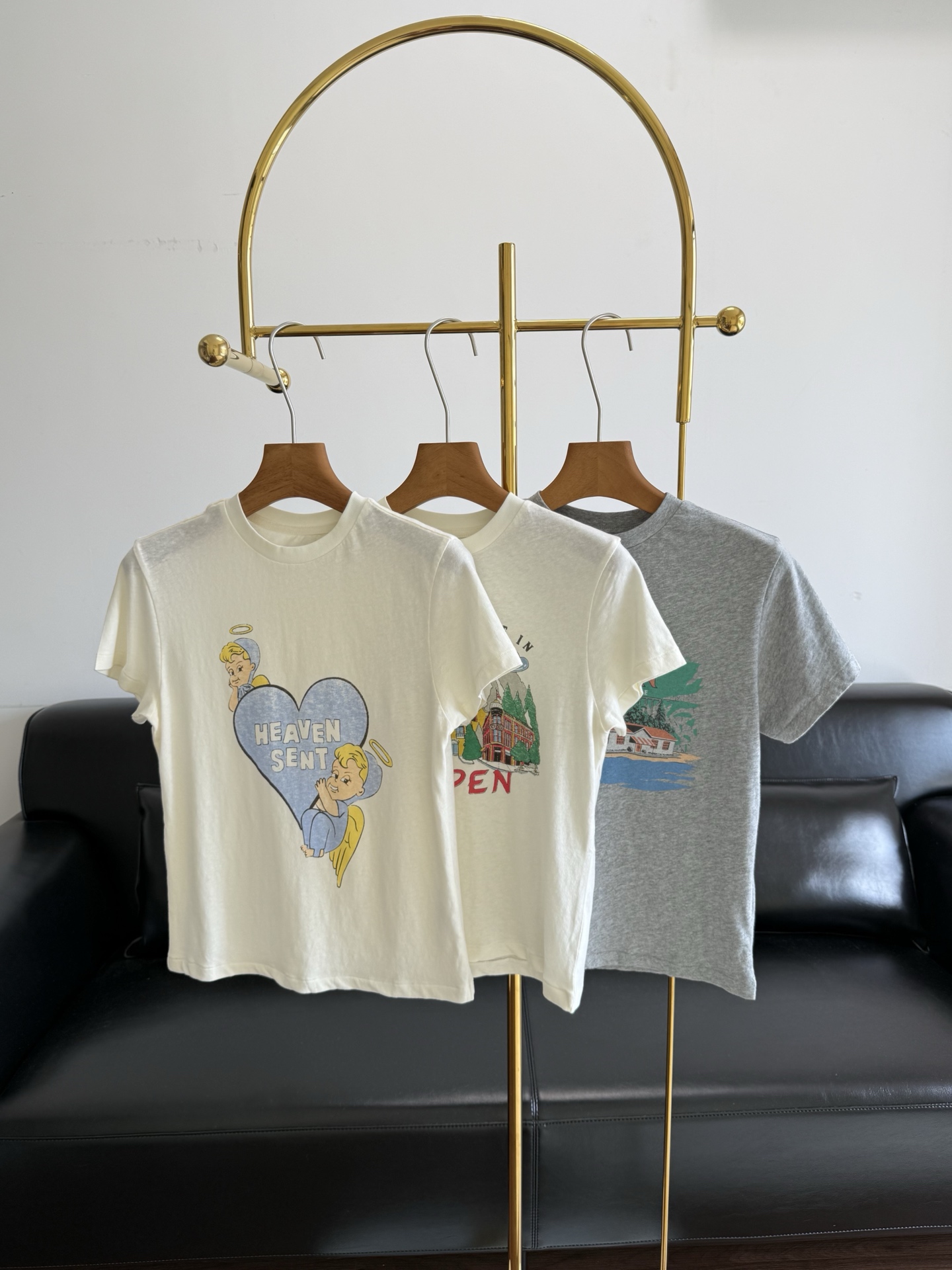 NO:808442,——roomk's same printed T-shirt, made of pure cotton, soft and comfortable, super comfortable to wear in summer!  !  The pattern is too cute. This little angel T-shirt really grows on my heart. The soft fufu white fabric print is retro and energetic!! It is refreshing and refreshing for daily wear and can be worn casually with jeans. It has a Korean style! I really can’t resist! Every piece looks good. Size sml angel style small town style gray, jeans, tees, t-shirt,19860909——roomk 同款印花T恤 纯棉材质,柔软舒适,夏天穿超舒服！！ 图案也太乖了吧 这件小天使T恤真的长在我的心巴上 软fufu的白色面料印花复古又元气!!日常穿清爽又减龄随便搭牛仔裤就超有韩系那味儿了! 真的无法抵抗!每一件都好好看 码数sml 天使款 小镇款 灰色,,jeans,tees，t-shirt,,Women's clothing