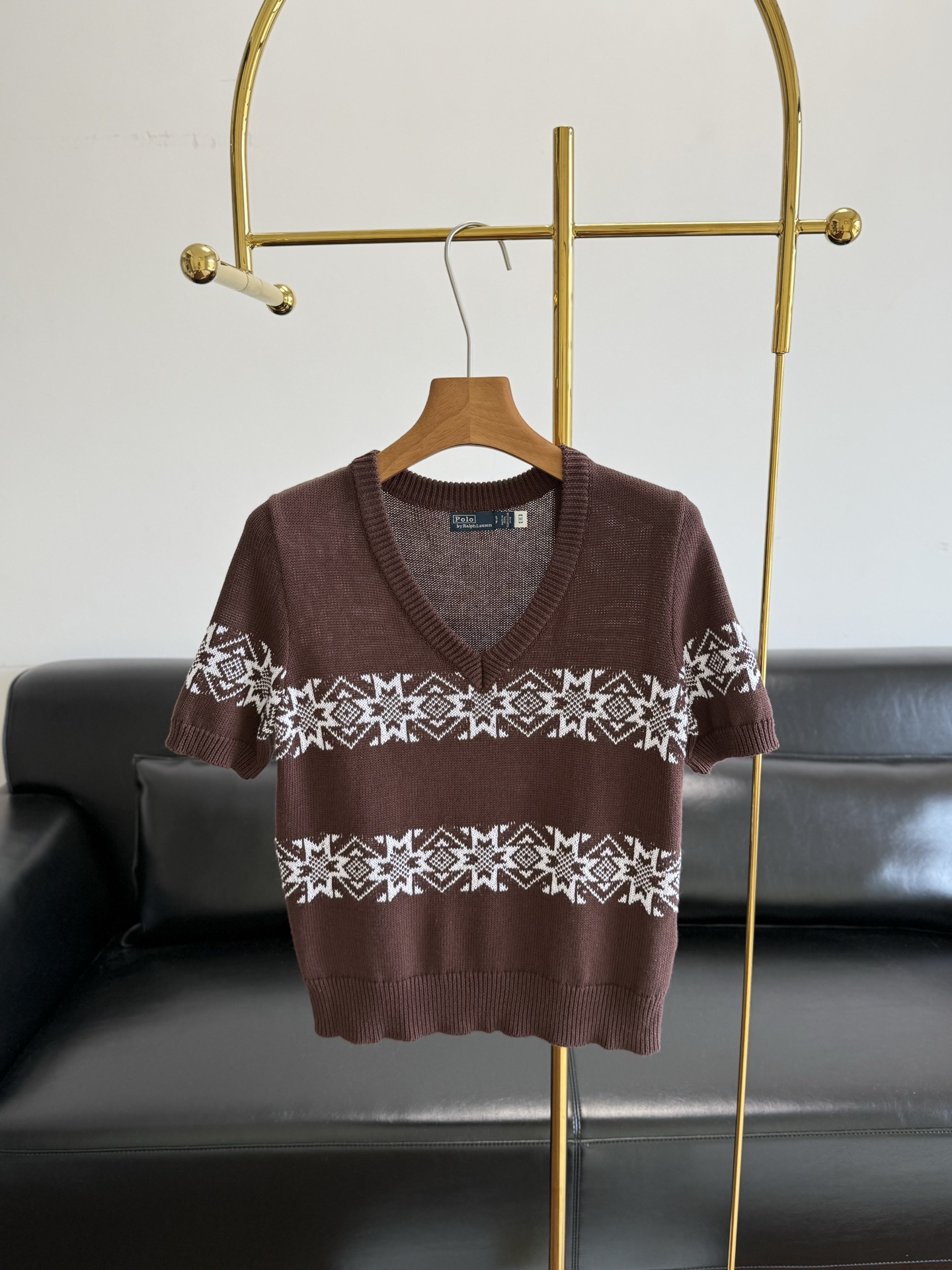 NO:808429,——Ralph Lauren Fair Isle V-neck short sleeves Ralph Lauren Fair Isle series V-neck short sleeves, mocha brown background color + snowflake geometric pattern, full of retro feel!  Linen fabric!  The soft and skin-friendly V-neck modifies the neck line, and the three-quarter sleeves are loose and cover the arms. It directly adds layering and artistic atmosphere~ It is suitable for commuting, cafes, and daily outings. It is a must-have item for atmospheric wear!  Code number sml,,T-shirt,19860909——拉夫劳伦费尔岛V领短袖 拉夫劳伦费尔岛系列V领短袖,摩卡棕底色+雪花几何图案,复古感满满！亚麻面料！柔软亲肤V领修饰颈部线条, 五分袖宽松遮手臂,层次感和文艺气息直接拉满~通勤,咖啡馆,日常出街都很适合,是氛围感穿搭必备单品！ 码数sml,,T-shirt,,Women's clothing