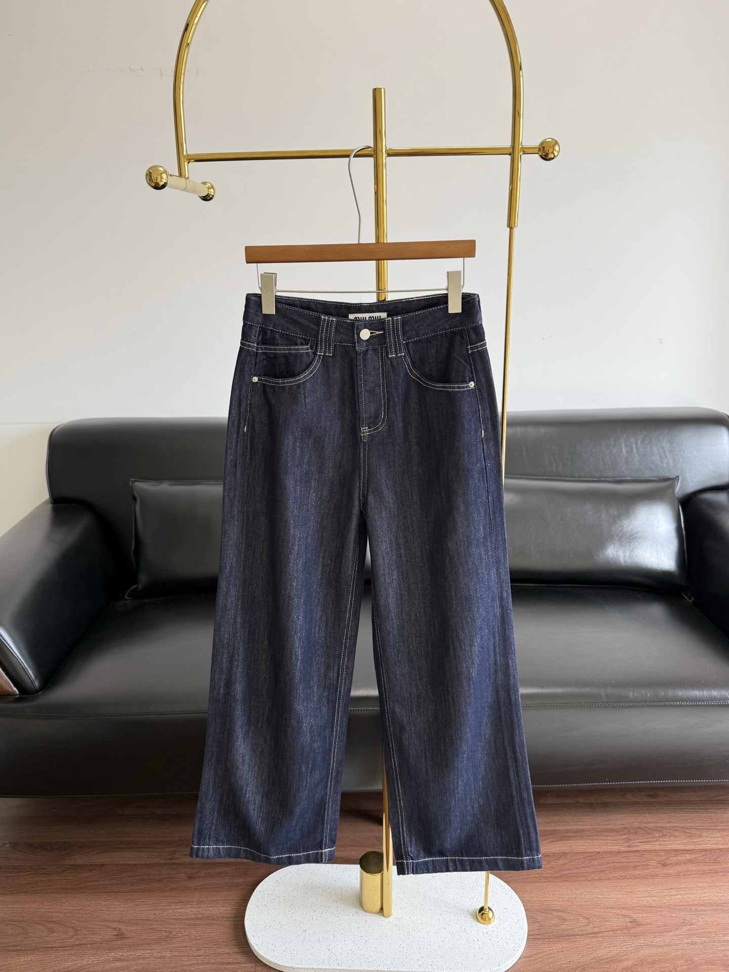 NO:808438,——Miumiu fine gold glitter straight wide-leg pants. Who knows!  These raw oxen wide-leg pants really weld the sense of luxury to the body. The fabric is woven with shiny gold threads. Under natural light, it has a low-key raw ox texture. Under the light, the shimmer is faintly visible. It is not exaggerated at all, but it has a sense of nobility. It is full of American old money style. The version in American counters costs thousands, we can get it for 390, a real replacement for big brands.  The silhouette is amazing with high waist, 103cm long and wide legs, huge muscles show off the straight legs, pear shape/hip width/thick legs with closed eyes. The details are full of topstitch contrasting design + three-dimensional tailoring. The pants are crisp and not soft, and the upper body becomes a nine-headed body in seconds. The fabric is made of high-grade raw cow fabric with gold wire, breathable and not sweaty, refreshing in summer, and has a taste for travel. The versatile king looks good with shirts, T-shirts and small suspenders, and can be switched between commuting/leisure/dating with one click.  The raw cow with fine shimmering gold threads is anti-fading. It is not exaggerated for daily wear and is enough for important occasions. It is a pair of magic trousers that you can buy without losing money with your eyes closed. There is no need to be slow!  Size s-xl,,miumiu,shirts,tees,t-shirt,19860909——Miumiu 细闪金丝直筒阔腿裤 谁懂啊！这条原牛阔腿裤真的把高级感焊在身上了 面料里织入了闪闪发亮的金丝线,自然光下是低调的原牛质感,灯光下细闪若隐若现,完全不浮夸,却自带贵气感 美式老钱风直接拉满,美国专柜大几千的版型,我们390就能拿下,真正的大牌平替 版型绝了高腰103长阔腿,巨藏肉显腿直,梨形/胯宽/腿粗闭眼冲 细节拉满明线撞色设计+立体剪裁,裤型挺括不软塌,上身秒变九头身 面料高级含金丝原牛面料,透气不闷汗,夏天穿也清爽,越穿越有味道 百搭王者配衬衫、T恤、小吊带都好看,通勤/休闲/约会一键切换 自带细闪的金丝原牛,防掉色,日常穿不夸张,重要场合穿又足够出彩 闭眼入不亏的一条神裤,手慢无！ 码数s-xl,,miumiu,shirts,tees，t-shirt,,Women's clothing