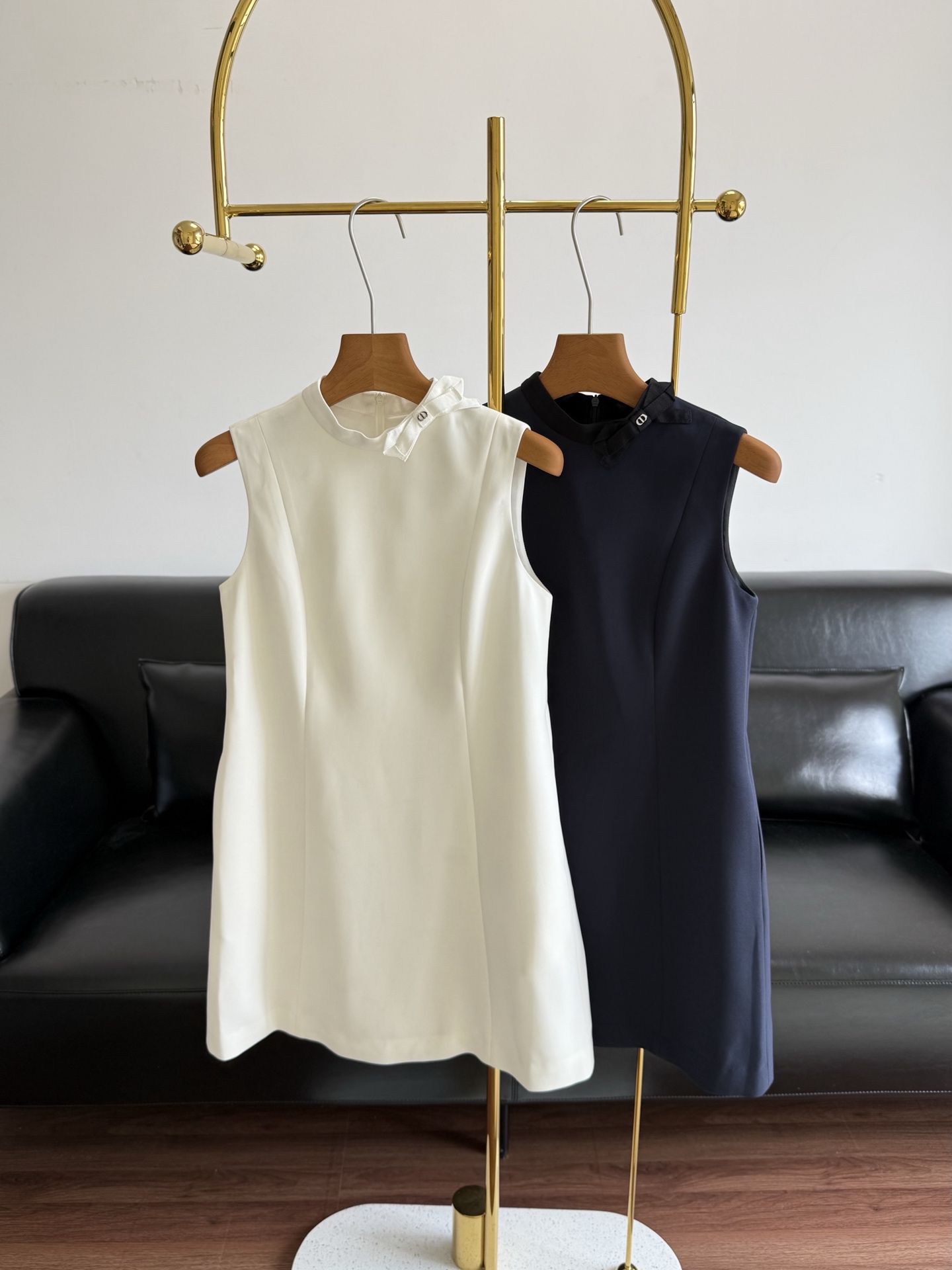 NO:875057,——Dior/Dior bow vest dress is made of 92 polyester fiber 8 spandex fabric, the texture and feel are very good!  It is very comfortable to wear on the upper body and makes you feel the high-end texture! The neckline is decorated with a bow, which is simple and elegant with a sense of playfulness!  !  The tailoring is exquisite and the custom-made fabric has a good drape. The micro-A version is very tolerant to the figure. It visually creates a paper character effect. The heart-stirring bow design is like a carefully packaged gift. The upper body has a versatile temperament and is not picky. The neat tailoring is also friendly to small people!  Size s-xl white blue,,dior,dior,skirts,19860909——Dior/迪奥 蝴蝶结背心连衣裙 采用92聚酯纤维8氨纶面料的质感和手感都非常好！穿着上身非常的舒适,让你感受到质感的高级感! 领口搭配蝴蝶结装饰,简洁大方又有一些俏皮感！！ 剪裁一整个精致住定制面料垂感很好,微A的版型对身材包容性很强在视觉上穿出纸片人效果一眼心动的蝴蝶结设计就像一件被精心打包过的礼物,上身气质百搭不挑人,利落的剪裁对小个子也很友好！ 码数s-xl 白色 蓝色,,dior,dior,skirts,,Women's clothing