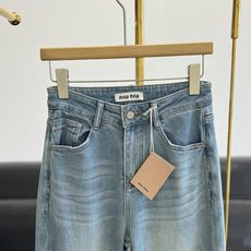 🌾Miumiu刺绣宽松喇叭裤“姐妹们看过来!今天这条,真的是把‘大牌松弛感’焊在身上了✨高腰+宽松喇叭, 🌾Miumiu刺绣宽松喇叭裤“姐妹们看过来!今天这条,真的是把‘大牌松弛感’焊在身上了✨高腰+宽松喇叭,