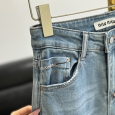 🌾Miumiu刺绣宽松喇叭裤“姐妹们看过来!今天这条,真的是把‘大牌松弛感’焊在身上了✨高腰+宽松喇叭, 🌾Miumiu刺绣宽松喇叭裤“姐妹们看过来!今天这条,真的是把‘大牌松弛感’焊在身上了✨高腰+宽松喇叭,