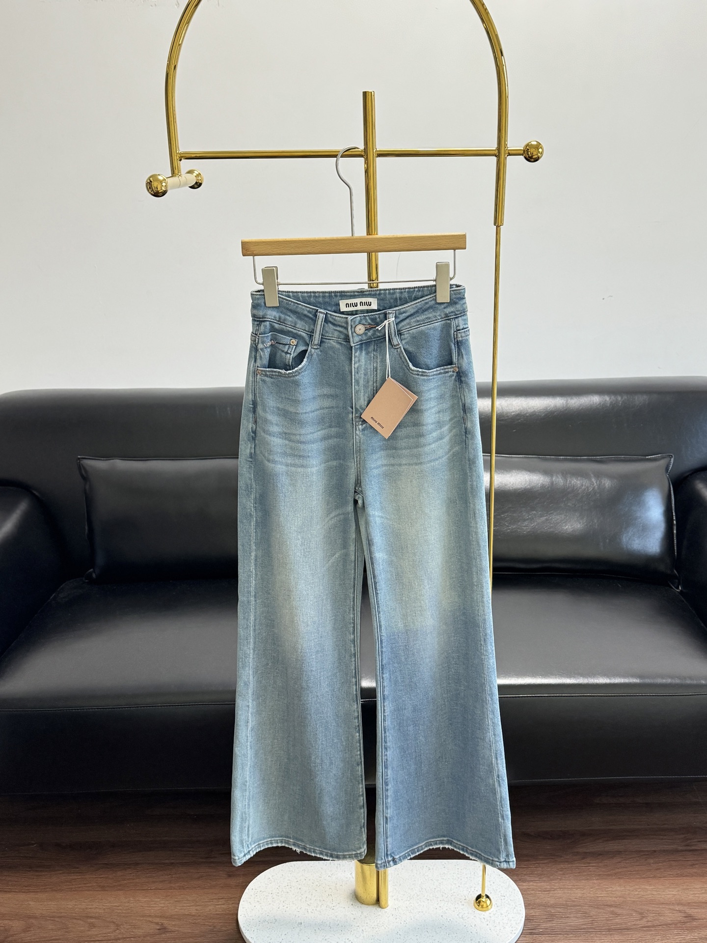 NO:821991,——Miumiu Embroidered Loose Flare Pants “Sisters, look here! Today’s pair really has the ‘big brand’s sense of relaxation’ welded onto the body. The high waist + loose flares, and the line from the waist to the trouser legs, are just to give you the proportion of ‘legs below the chest’!  Sisters with pear-shaped hips, fleshy thighs, and uneven calves are all well hidden for you. They only have trousers and no leg shapes. They have a 10cm heightening effect when worn, and your aura is immediately enhanced (zoom in to show the embroidery and fabric)!  Let’s look at the details! The exquisiteness of the multi-needle embroidery is not inferior to the heavy craftsmanship of the counter. The washed denim is soft to the touch and made of light blue retro polish. It does not pick up the skin and does not look dirty. Even the yellow-skinned sisters can easily hold it. Moreover, it is elastic and soft denim! It is not tight when you sit for a long time, and it is not stuck in the crotch when you sit for a long time. It is so comfortable that you don’t want to take it off for daily wear, commuting, and dating. You don’t have to force yourself to look good.  High-waisted and flared version, it hides the muscles and makes the legs full! Soft denim fabric + heavy embroidery, full-textured, not pinched, so comfortable that you don’t want to take it off! The yellow leather-friendly light blue wash brings a relaxed and elegant feel to any outfit!19860909——Miumiu刺绣宽松喇叭裤 “姐妹们看过来！今天这条,真的是把‘大牌松弛感’焊在身上了 高腰+宽松喇叭,从腰头到裤脚的线条,就是为了让你穿出‘胸以下全是腿’的比例！ 梨形胯宽、大腿有肉、小腿不直的姐妹,全部给你藏得严严实实,只有裤型,没有腿型,穿上自带10cm增高效果,气场直接拉满！（拉近展示刺绣和面料） 再看细节！万针刺绣的精致感,完全不输专柜的重工工艺,摸上去软乎乎的水洗牛仔,做了浅蓝复古磨白,不挑皮、不显脏,黄皮姐妹也能轻松hold住. 而且它是带弹力的软牛仔！久坐不勒肉,蹲起不卡裆,日常穿、通勤穿、约会穿都舒服到不想脱下来,完全不用为了好看委屈自己. 高腰喇叭版型,藏肉显瘦,腿长直接拉满！ 软牛仔面料+重工刺绣,质感拉满,不勒不卡,舒服到不想脱！ 黄皮友好的浅蓝水洗,随便搭都自带松弛优雅感！ 码数s-xxl,,miumiu,,Women's clothing