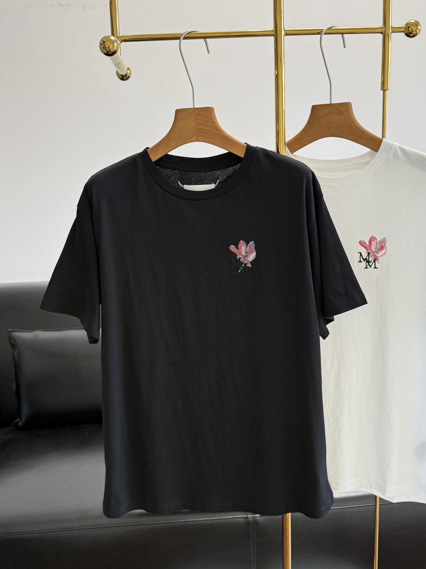 🌾马吉拉同款 花卉T恤文艺感拉满～胸口手绘花卉图案+MM刺绣100%纯棉面料！细节感拉满～宽松版型，男女