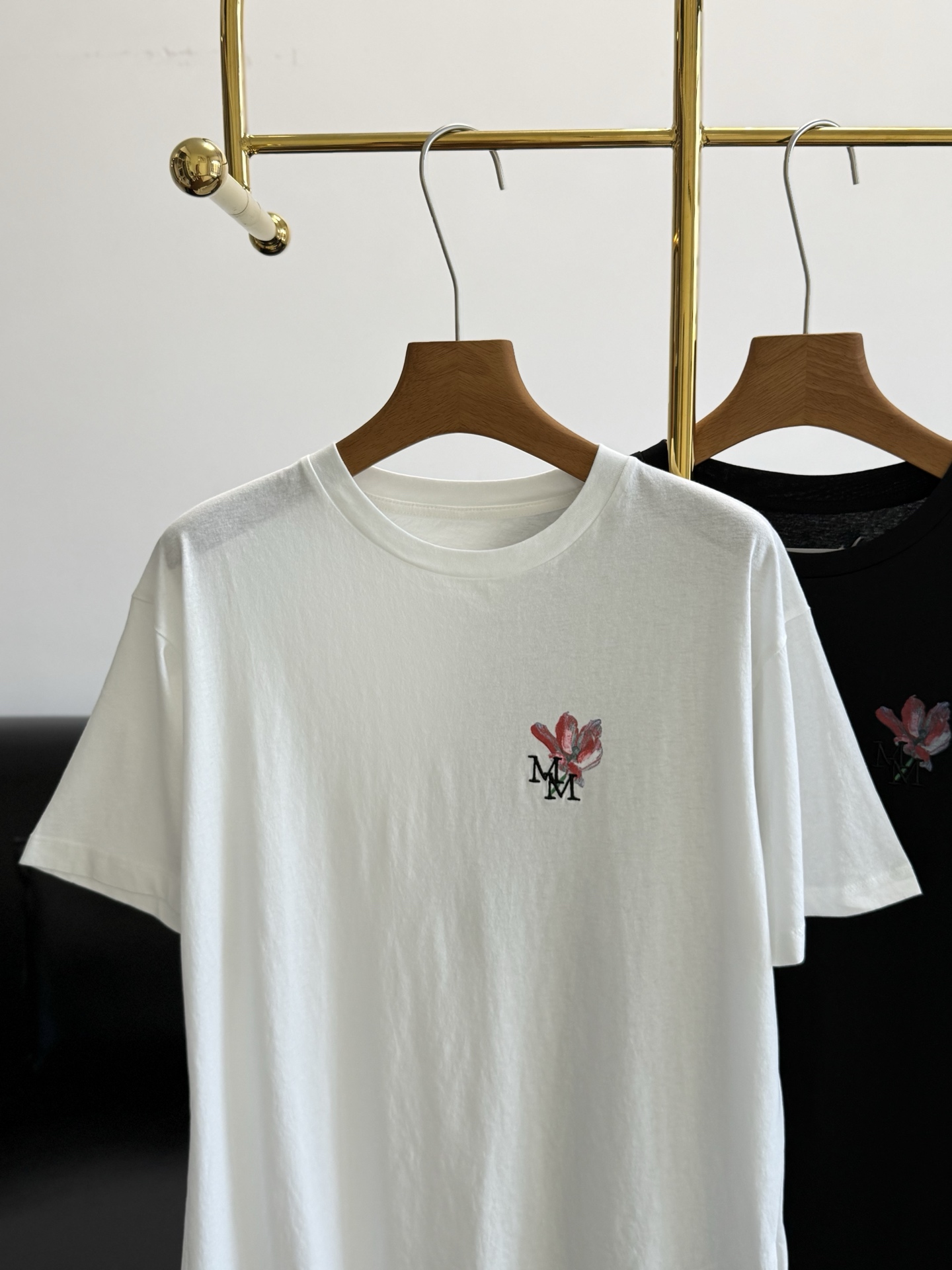 🌾马吉拉同款 花卉T恤文艺感拉满～胸口手绘花卉图案+MM刺绣100%纯棉面料！细节感拉满～宽松版型，男女