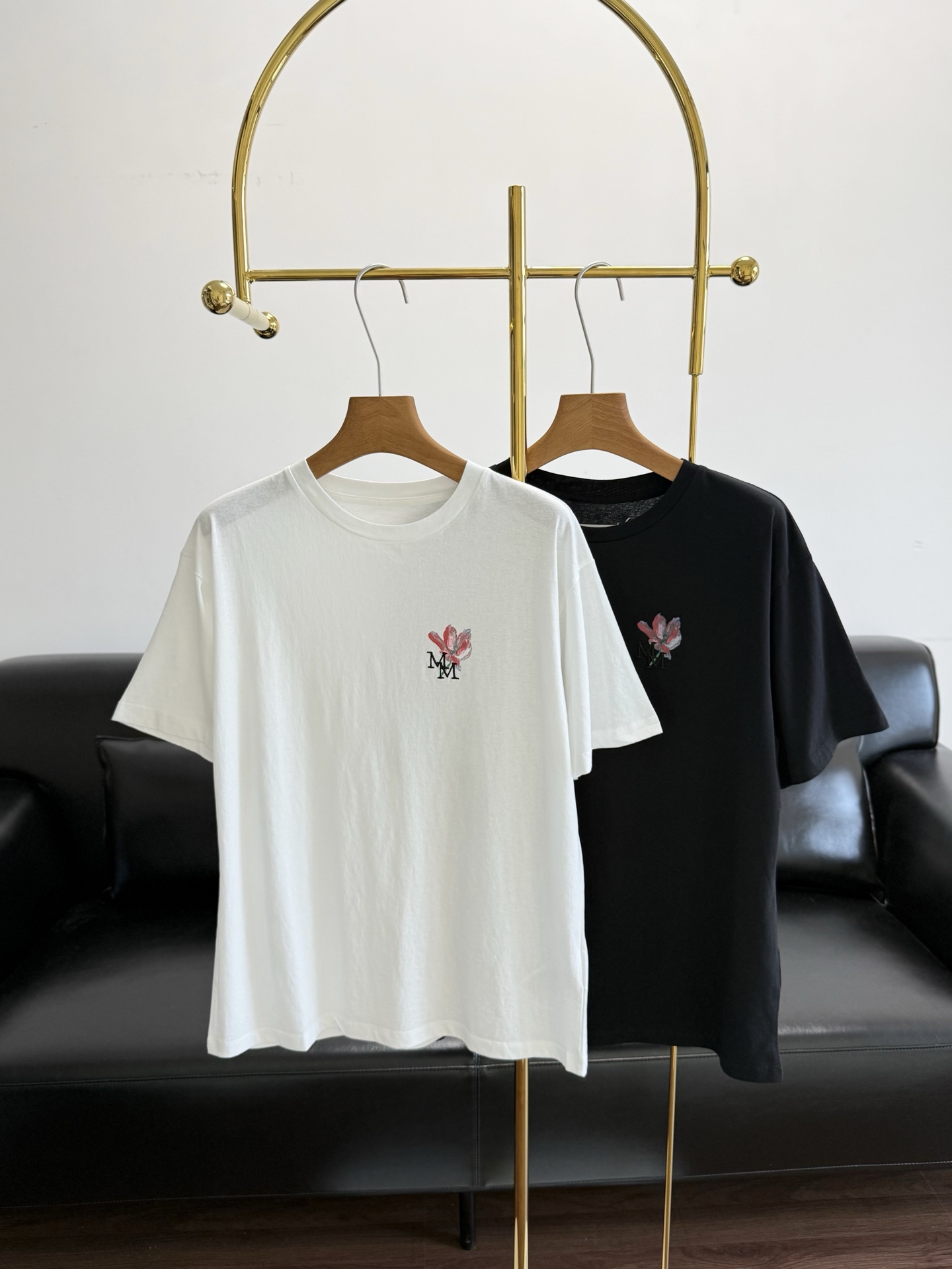 NO:822038,——The same flower T-shirt from Margiela has a sense of literature and art ~ Hand-painted flower pattern on the chest + MM embroidery, pure cotton fabric!  Full of details ~ loose version, same style for men and women, lazy and casual, classic silhouette with silhouette, a simple basic item that combines casual and street style. Straight shoulder design, the shoulder and neck lines are just right!  This T-shirt is so wearable!  Size sml white black,masion margiela,tees,t-shirt,19860909——马吉拉同款 花卉T恤 文艺感拉满～胸口手绘花卉图案+MM刺绣 纯棉面料！细节感拉满～宽松版型,男女同款 慵懒随性 廓形剪裁的经典版型,休闲和街头兼并简约基础单品 正肩设计,肩颈线条恰到好处的显露！这件T恤太好穿啦！ 码数sml 白色 黑色,,masion margiela,tees，t-shirt,,Women's clothing